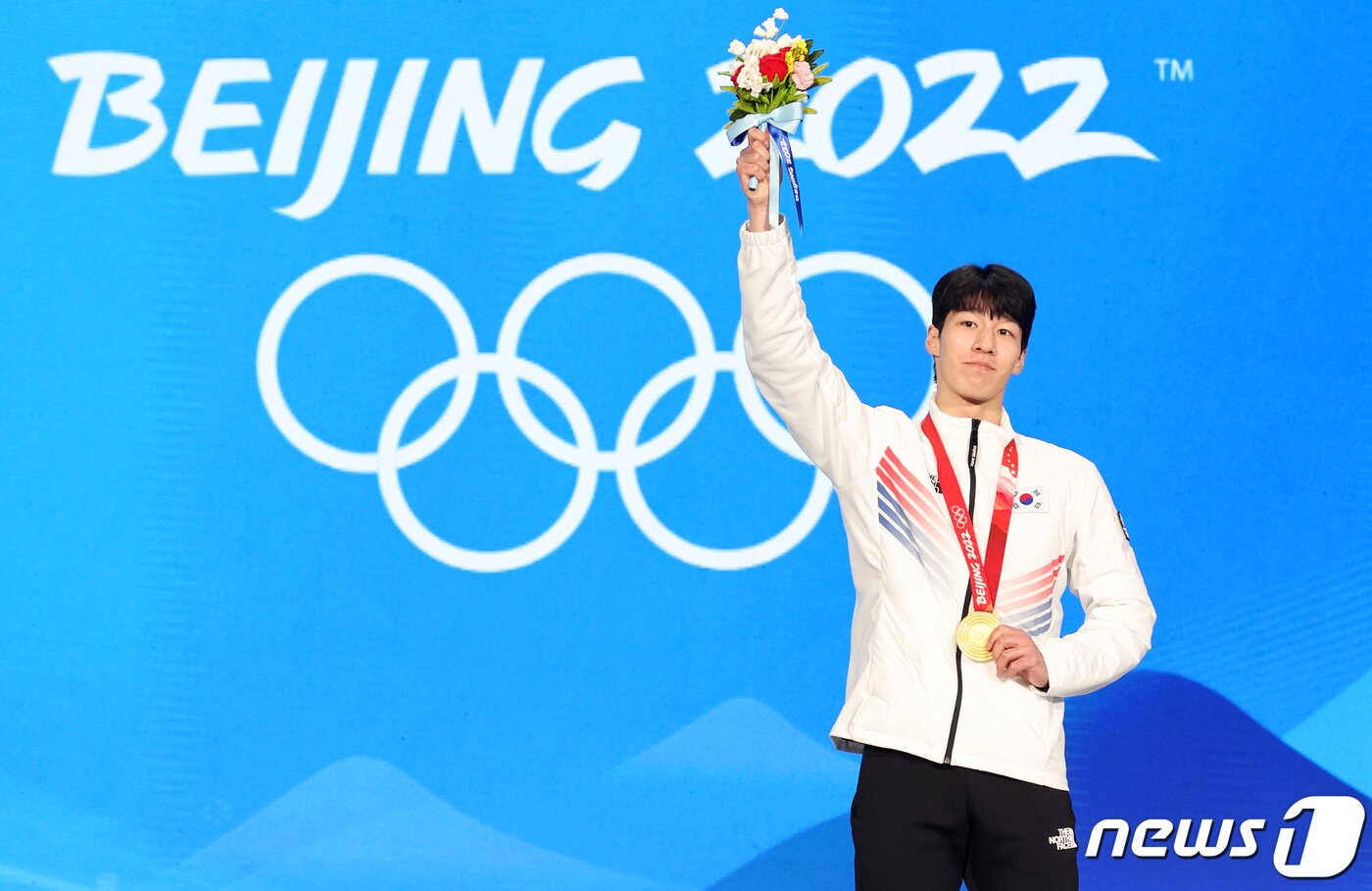 본문 이미지 - 황대헌이 10일 중국 베이징 메달플라자에서 열린 2022 베이징 동계올림픽 쇼트트랙 남자 1500m 메달수여식에서 금메달을 목에 걸고 있다. 2022.2.10/뉴스1 ⓒ News1 안은나 기자