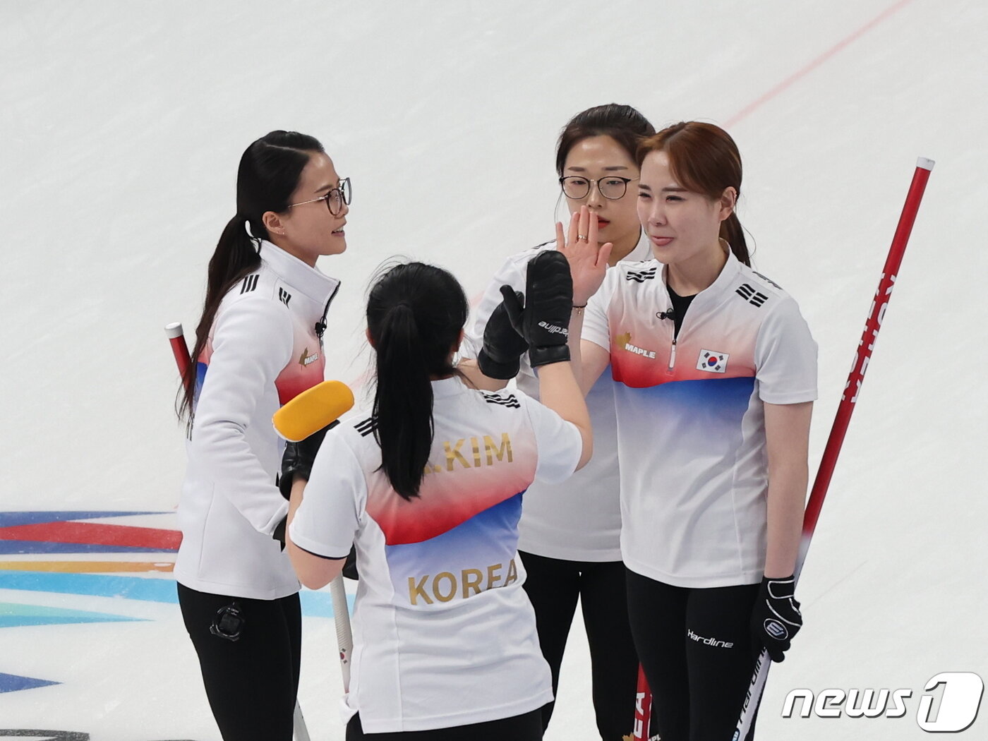 본문 이미지 - 대한민국 컬링 대표팀 선수들이 10일 중국 베이징 내셔널 아쿠아틱 센터에서 열린 2022 베이징 동계올림픽 컬링 여자 단체전 캐나다와의 경기에서 서로를 격려하고 있다. 2022.2.10/뉴스1 ⓒ News1 박지혜 기자