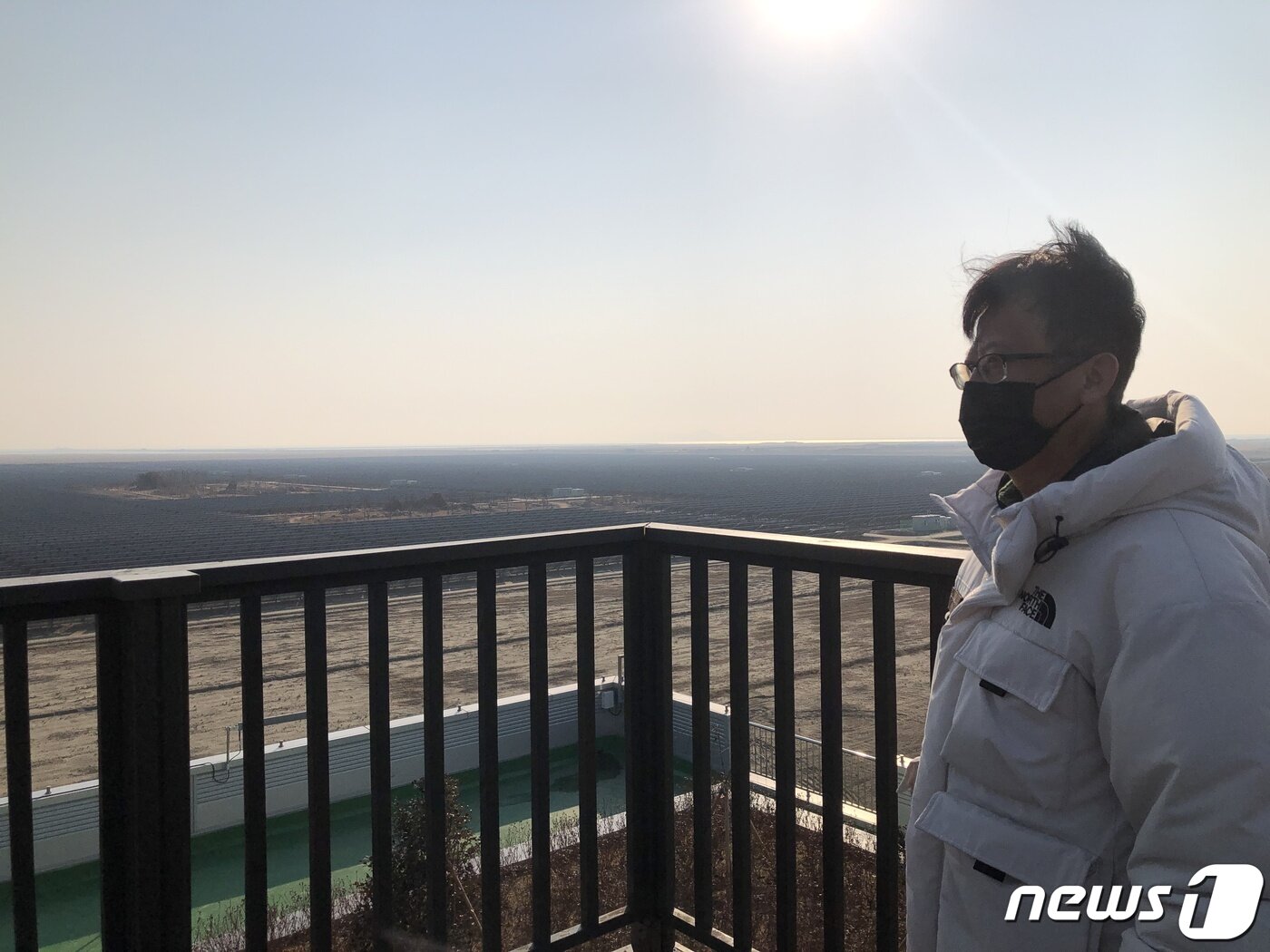 본문 이미지 - 한국남동발전 관계자 뒤로 육상태양광이 보이고 있다 ⓒ 뉴스1 금준혁 기자