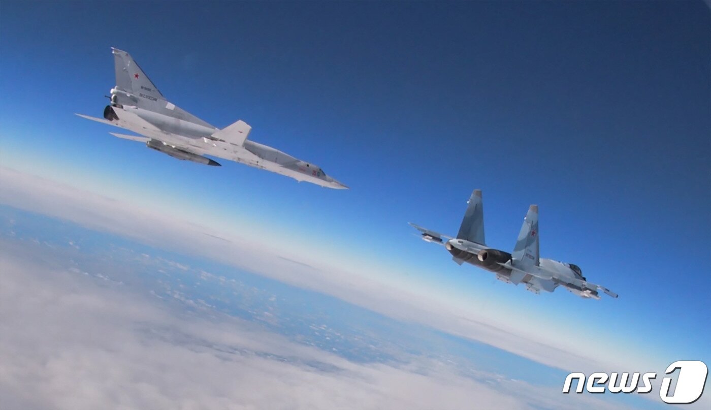 본문 이미지 - 9일 (현지시간) 우크라이나와 접경한 벨라루스 브레스트에서 러시아의 투폴레프 전략 폭격기와 수호이-35 전투기가 벨라루스 군과 합동 훈련에 참가를 하고 있다. ⓒ AFP=뉴스1 ⓒ News1 우동명 기자