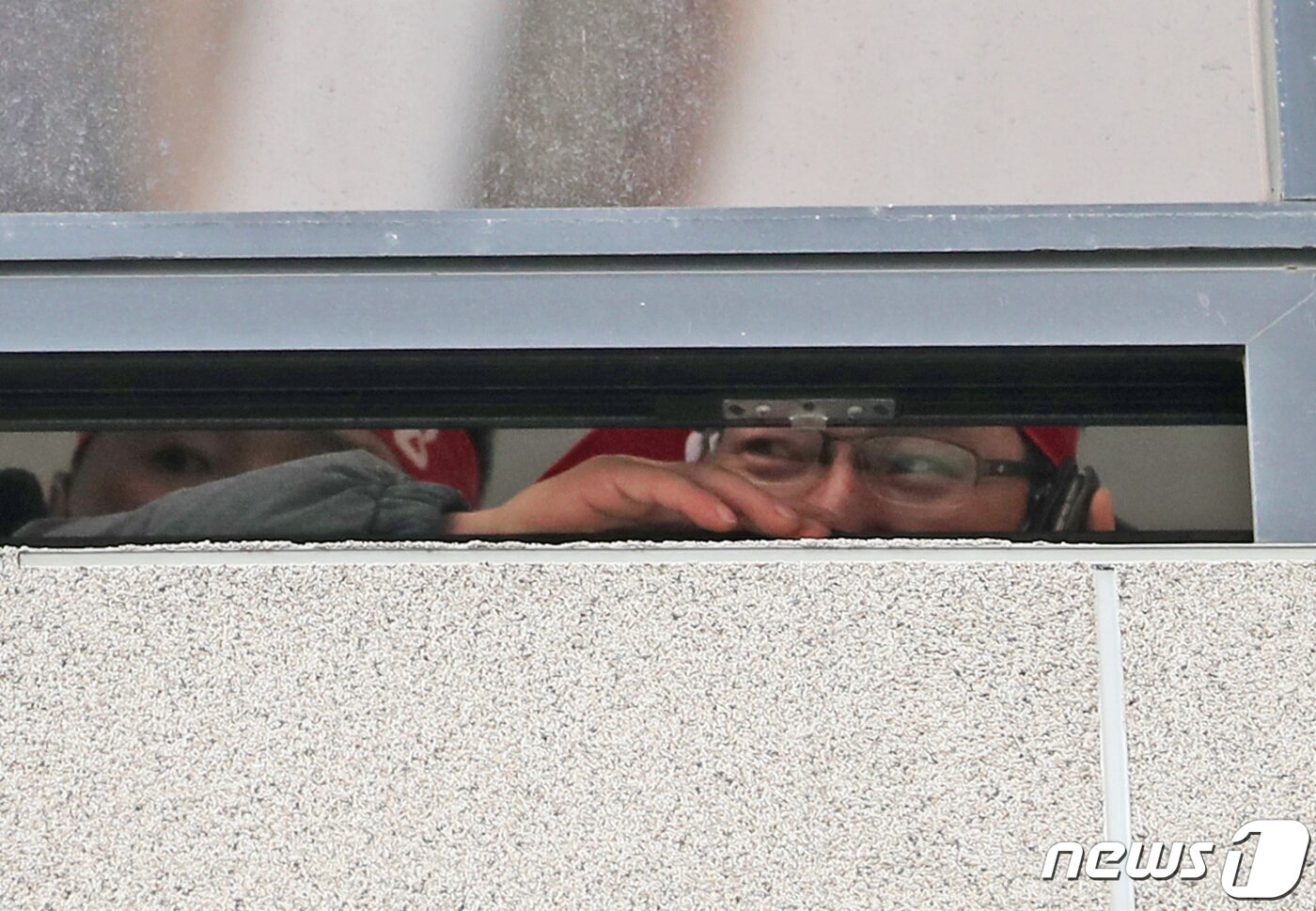 본문 이미지 - 11일 서울 중구 CJ대한통운 본사에서 민주노총 전국택배노동조합(택배노조)이 창문 사이로 외부 상황을 살피고 있다. 택배노조는 파업 45일째인 지난 10일 CJ대한통운 본사를 기습 점거해 농성에 돌입했다. 2022.2.11/뉴스1 ⓒ News1 이성철 기자