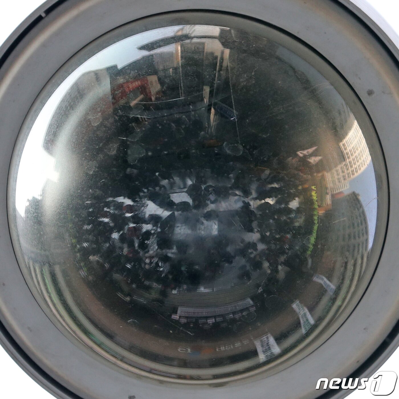 본문 이미지 - 11일 서울 중구 CJ대한통운 본사 앞에서 민주노총 전국택배노동조합(택배노조)이 구호를 외치고 있는 모습이 CCTV에 반사되고 있다. 택배노조는 파업 45일째인 지난 10일 CJ대한통운 본사를 기습 점거해 농성에 돌입했다. 2022.2.11/뉴스1 ⓒ News1 이성철 기자