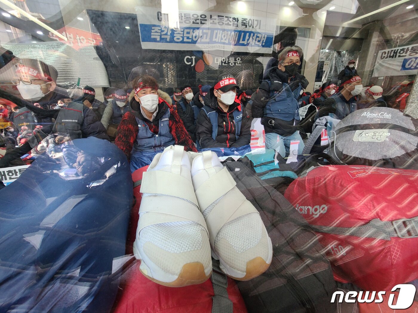 본문 이미지 - 11일 서울 중구 CJ대한통운 본사에서 민주노총 전국택배노동조합(택배노조)이 점거 농성을 이어가고 있다. 택배노조는 파업 45일째인 지난 10일 CJ대한통운 본사를 기습 점거해 농성에 돌입했다. 2022.2.11/뉴스1 ⓒ News1 이성철 기자