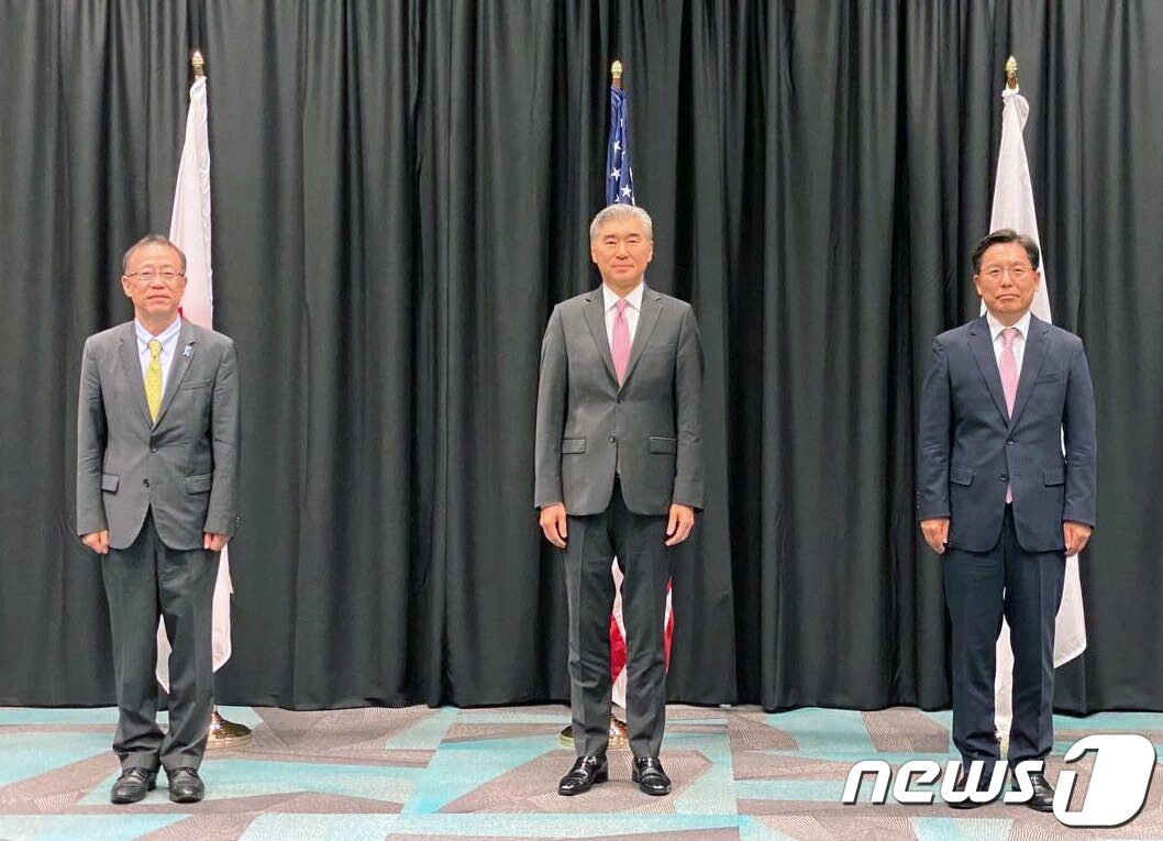 본문 이미지 - 노규덕 외교부 한반도평화교섭본부장(오른쪽)이 10일(현지시간·한국시간 11일) 미국 하와이 호놀룰루 소재 아시아·태평양 안보연구소에서 성 김 미국 국무부 대북특별대표, 후나코시 다케히로일본 외무성 아시아·대양주국장과 한미일 북핵수석대표 협의를 위해 만나 기념사진을 찍고 있다. (외교부 제공) 2022.2.11/뉴스1
