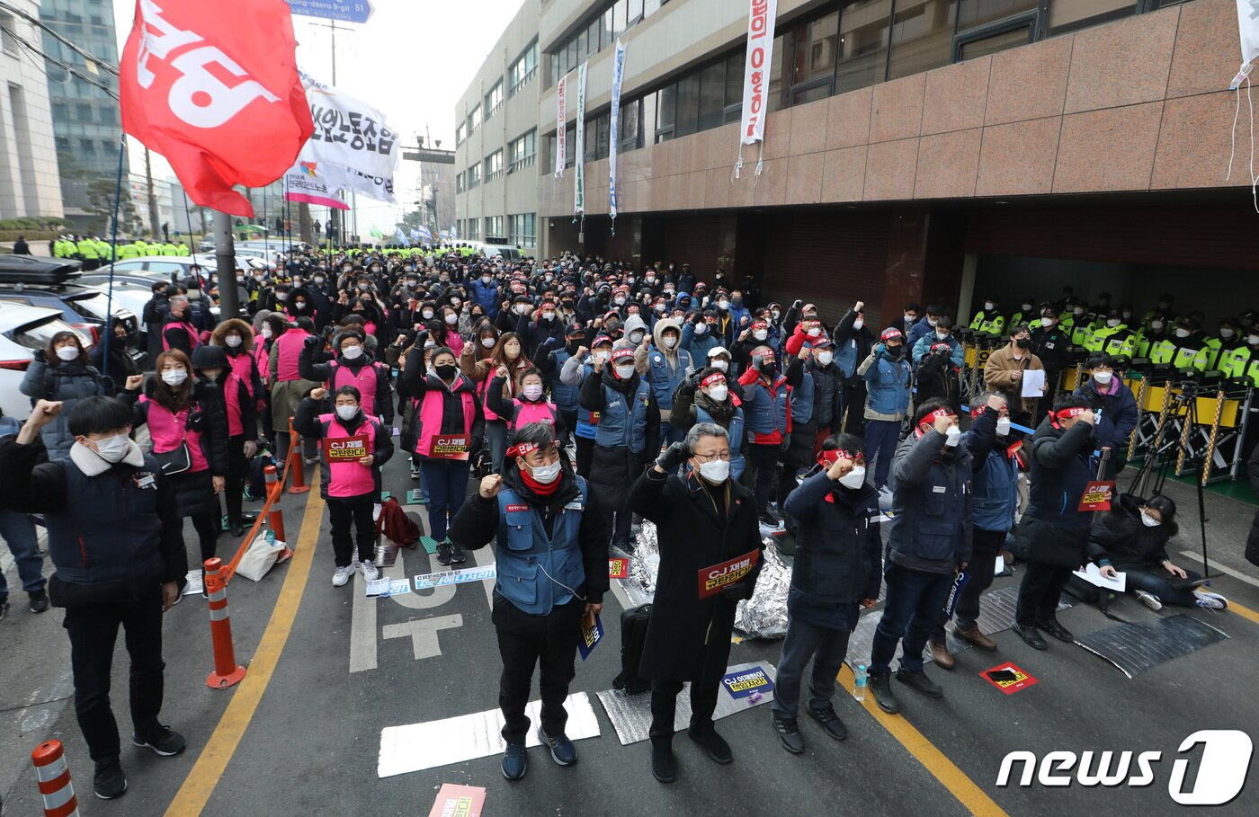 본문 이미지 - 민주노총 조합원들이 11일 서울 중구 CJ대한통운 앞에서 가진 '사회적 합의이행 거부! 택배대란 사태 주범! CJ대벌 규탄! 민주노총 결의대회'에서 팔뚝질을 하고 있다. 민주노총은 이날 "사회적 합의 이행을 거부해 택배대란의 주범이 되고 있는 CJ그룹을 규탄하고, CJ대한통운이 대화에 나설 것을 촉구한다＂고 밝히며 결의대회를 진행했다. 2022.2.11/뉴스1 ⓒ News1 이성철 기자