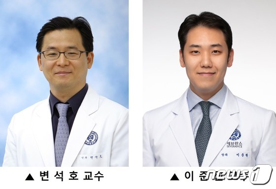 (왼쪽부터) 변석호 세브란스병원 안과 교수, 이준원 강남세브란스 안과 교수 © 뉴스1