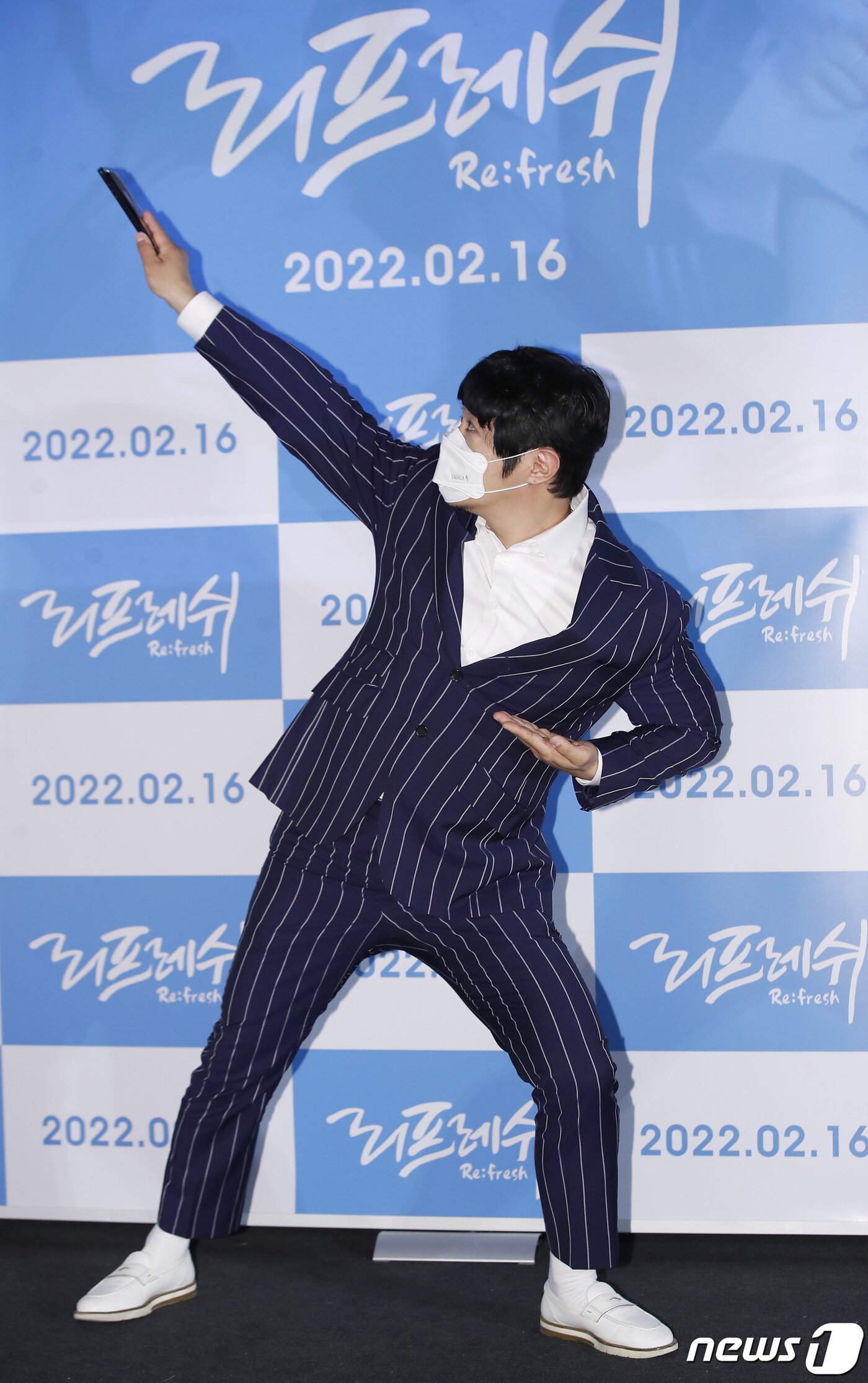 본문 이미지 - 가수 KCM이 11일 오후 서울 용산cgv에서 열린 영화 ‘리프레쉬’ 언론시사회 및 기자간담회에 참석해 포즈를 취하고 있다. ‘리프레쉬'는 한물 간 가수 K가 국립 마음 치유센터 환자들의 음악 치료 수업을 맡게 되고 그들과 함께 뮤직콘테스트를 준비하면서 치유를 주고받는 과정을 담은 음악 드라마다. 2022.2.11/뉴스1 ⓒ News1 권현진 기자