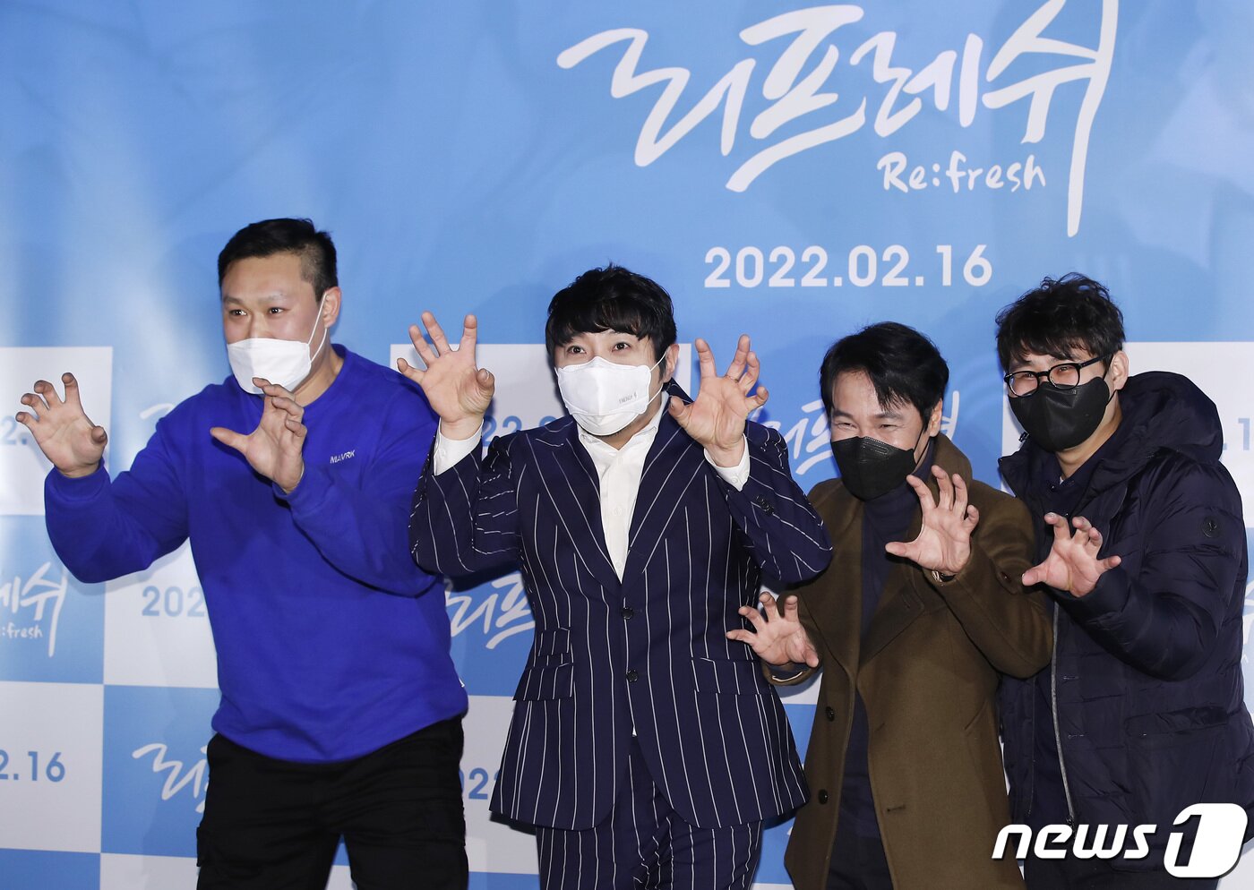 본문 이미지 - 배우 명현만(왼쪽부터), KCM, 홍경인, 김길영 감독이 11일 오후 서울 용산cgv에서 열린 영화 ‘리프레쉬’ 언론시사회 및 기자간담회에 참석해 포즈를 취하고 있다. ‘리프레쉬'는 한물 간 가수 K가 국립 마음 치유센터 환자들의 음악 치료 수업을 맡게 되고 그들과 함께 뮤직콘테스트를 준비하면서 치유를 주고받는 과정을 담은 음악 드라마다. 2022.2.11/뉴스1 ⓒ News1 권현진 기자