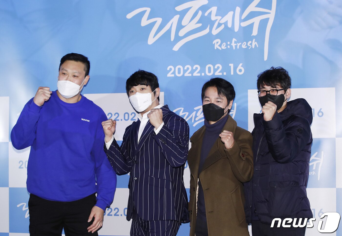 본문 이미지 - 배우 명현만(왼쪽부터), KCM, 홍경인, 김길영 감독이 11일 오후 서울 용산cgv에서 열린 영화 ‘리프레쉬’ 언론시사회 및 기자간담회에 참석해 포즈를 취하고 있다. ‘리프레쉬'는 한물 간 가수 K가 국립 마음 치유센터 환자들의 음악 치료 수업을 맡게 되고 그들과 함께 뮤직콘테스트를 준비하면서 치유를 주고받는 과정을 담은 음악 드라마다. 2022.2.11/뉴스1 ⓒ News1 권현진 기자