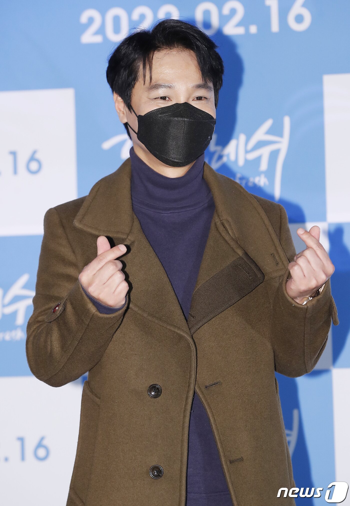 본문 이미지 - 배우 홍경인이 11일 오후 서울 용산cgv에서 열린 영화 ‘리프레쉬’ 언론시사회 및 기자간담회에 참석해 포즈를 취하고 있다. ‘리프레쉬'는 한물 간 가수 K가 국립 마음 치유센터 환자들의 음악 치료 수업을 맡게 되고 그들과 함께 뮤직콘테스트를 준비하면서 치유를 주고받는 과정을 담은 음악 드라마다. 2022.2.11/뉴스1 ⓒ News1 권현진 기자