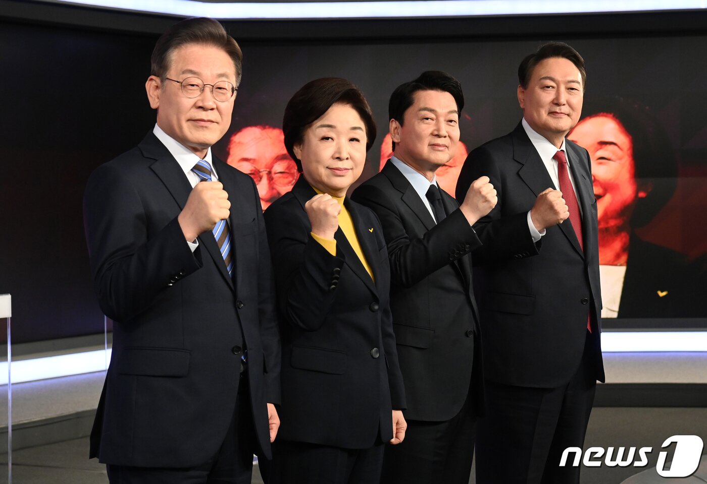 본문 이미지 - 15일부터 제20대 대통령선거 공식선거운동이 시작되면서 제주도민의 표심 향배가 관심이다. 더불어민주당 이재명(왼쪽부터), 정의당 심상정, 국민의당 안철수, 국민의힘 윤석열 대선 후보가 11일 오후 서울 중구 매경미디어센터에서 열린 한국기자협회 주최‧방송 6개사 공동 주관 2022 대선후보 초청 토론회 시작에 앞서 기념촬영을 하고 있다. 2022.2.11/뉴스1 ⓒ News1 국회사진취재단