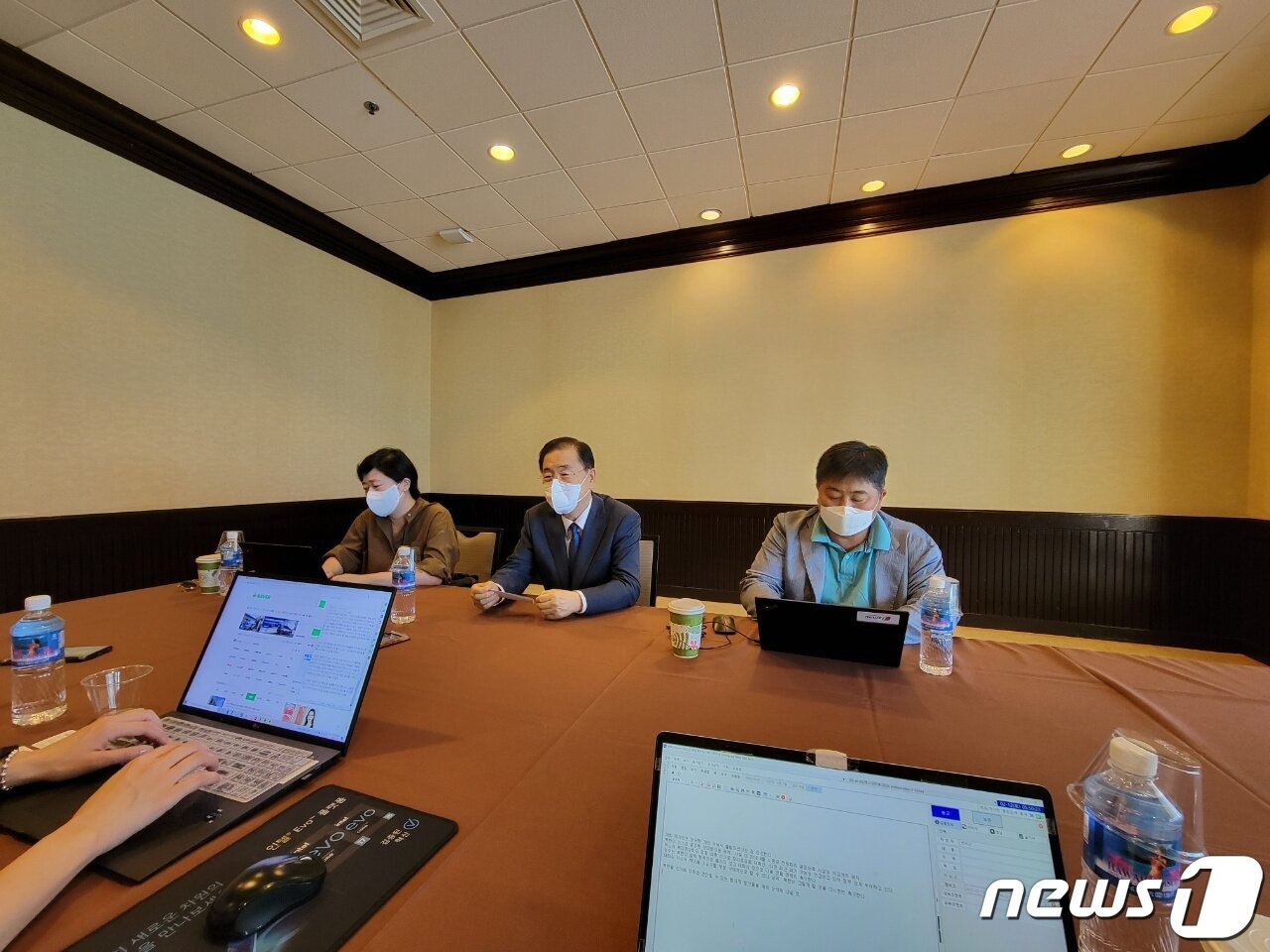 본문 이미지 - 한미일 외교장관 회담 참석차 미국 하외이를 방문한 정의용 외교부장관이 11일(현지시간) 호놀룰루의 한 호텔에서 특파원들과 간담회를 하고 있다. ⓒ 뉴스1