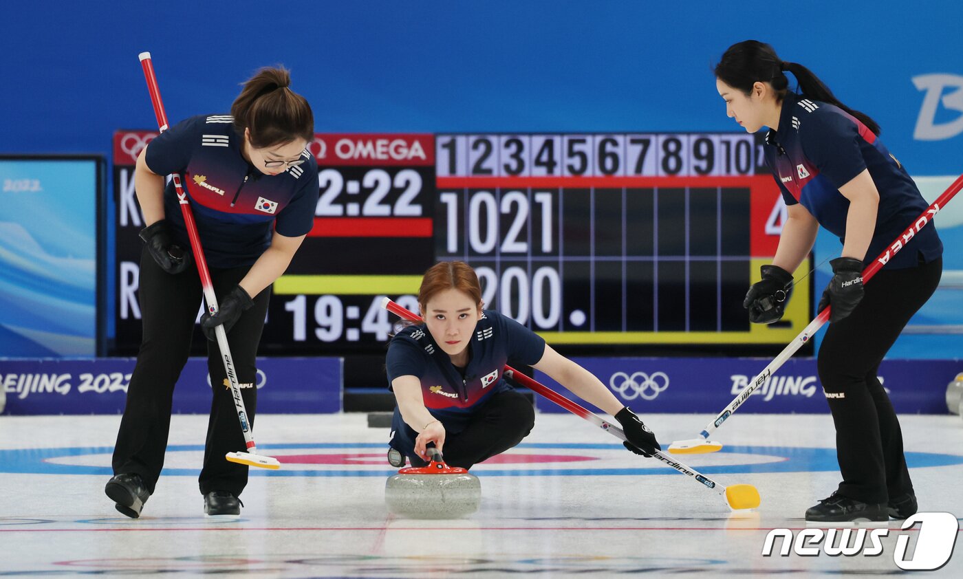 본문 이미지 - 12일 중국 베이징 국립아쿠아틱센터에서 열린 2022 베이징 동계올림픽 여자 컬링 러시아올림픽위원회(ROC)와의 경기에서 김초희가 스톤을 던지고 있다. 2022.2.12/뉴스1 ⓒ News1 박지혜 기자