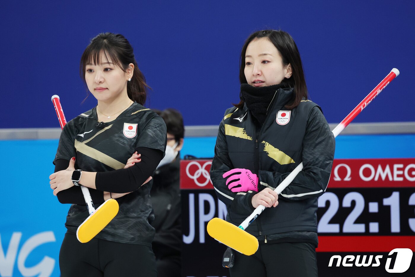 본문 이미지 - 12일 중국 베이징 국립아쿠아틱센터에서 열린 2022 베이징 동계올림픽 여자 컬링 일본과 덴마크의 경기에서 일본의 후지사와 사츠키와 요시다 유리카가 덴마크의 공격을 지켜보고 있다. 2022.2.12/뉴스1 ⓒ News1 박지혜 기자