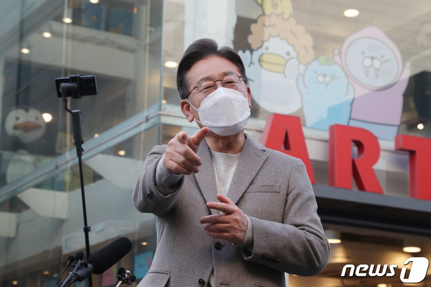 본문 이미지 - 이재명 더불어민주당 대선 후보가 12일 오후 충북 청주시 성안길에서 즉석 연설을 하고 있다. 2022.2.12/뉴스1 ⓒ News1 김용빈 기자