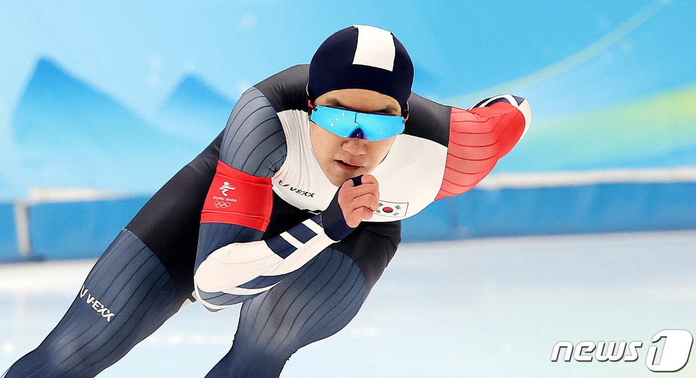 본문 이미지 - 차민규가 12일 오후 중국 베이징 국립 스피드스케이팅 경기장에서 열린 2022 베이징 동계올림픽 스피드스케이팅 남자 500ｍ 경기에서 역주하고 있다. 이날 차민규는 34초39를 기록해 2위를 차지해 2018년 평창에 이어 2연속 올림픽 은메달을 획득했다. 2022.2.12/뉴스1 ⓒ News1 박지혜 기자