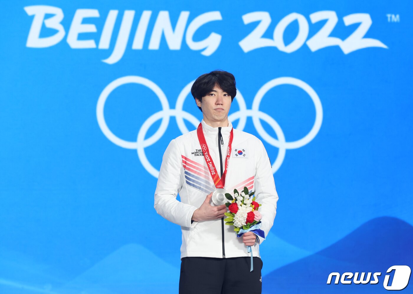본문 이미지 - 차민규가 12일 오후 중국 베이징 메달플라자에서 열린 2022 베이징 동계올림픽 스피드스케이팅 남자 500ｍ 시상식에서 은메달을 목에 걸고 있다. 이날 차민규는 2018년 평창에 이어 2연속 은메달을 획득했다. 2022.2.12/뉴스1 ⓒ News1 안은나 기자
