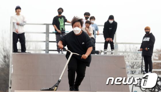 포근한 날씨를 보인 13일 서울 뚝섬공원에서 아이들이 퀵보드를 타며 즐거운 시간을 보내고 있다. 2022.2.13/뉴스1 © News1 김명섭 기자