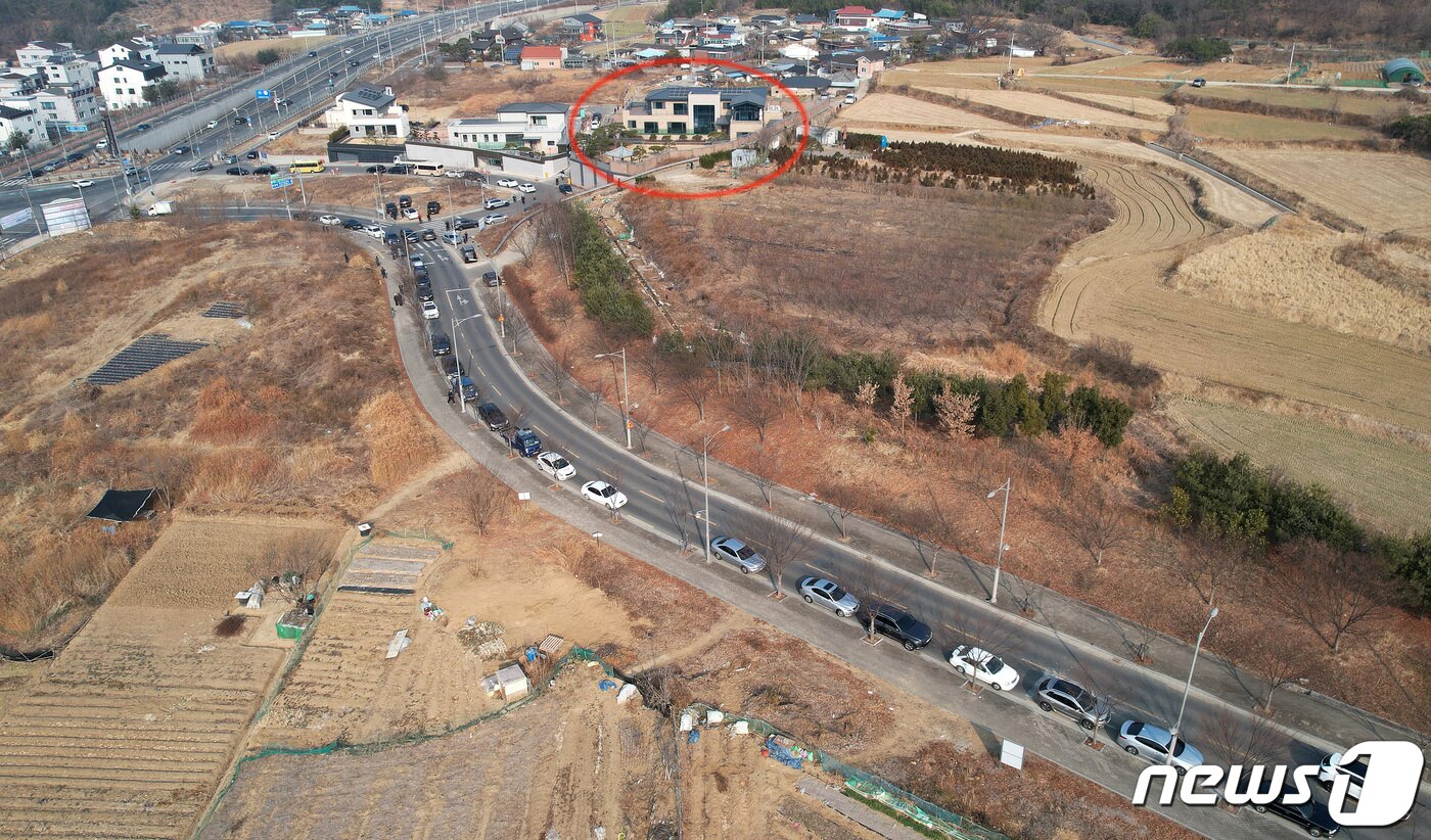 본문 이미지 - 박근혜 전 대통령이 퇴원 후 정치적 고향인 대구에서 생활하기 위해 달성군 유가읍 쌍계리의 한 주택을 본인 명의로 매입한 사실이 알려진 가운데 13일 사저(붉은 원 안)를 구경하기 위해 시민들이 타고 온 차량이 주변 도로에 줄지어 주차돼 있다. 2022.2.13/뉴스1 ⓒ News1 공정식 기자