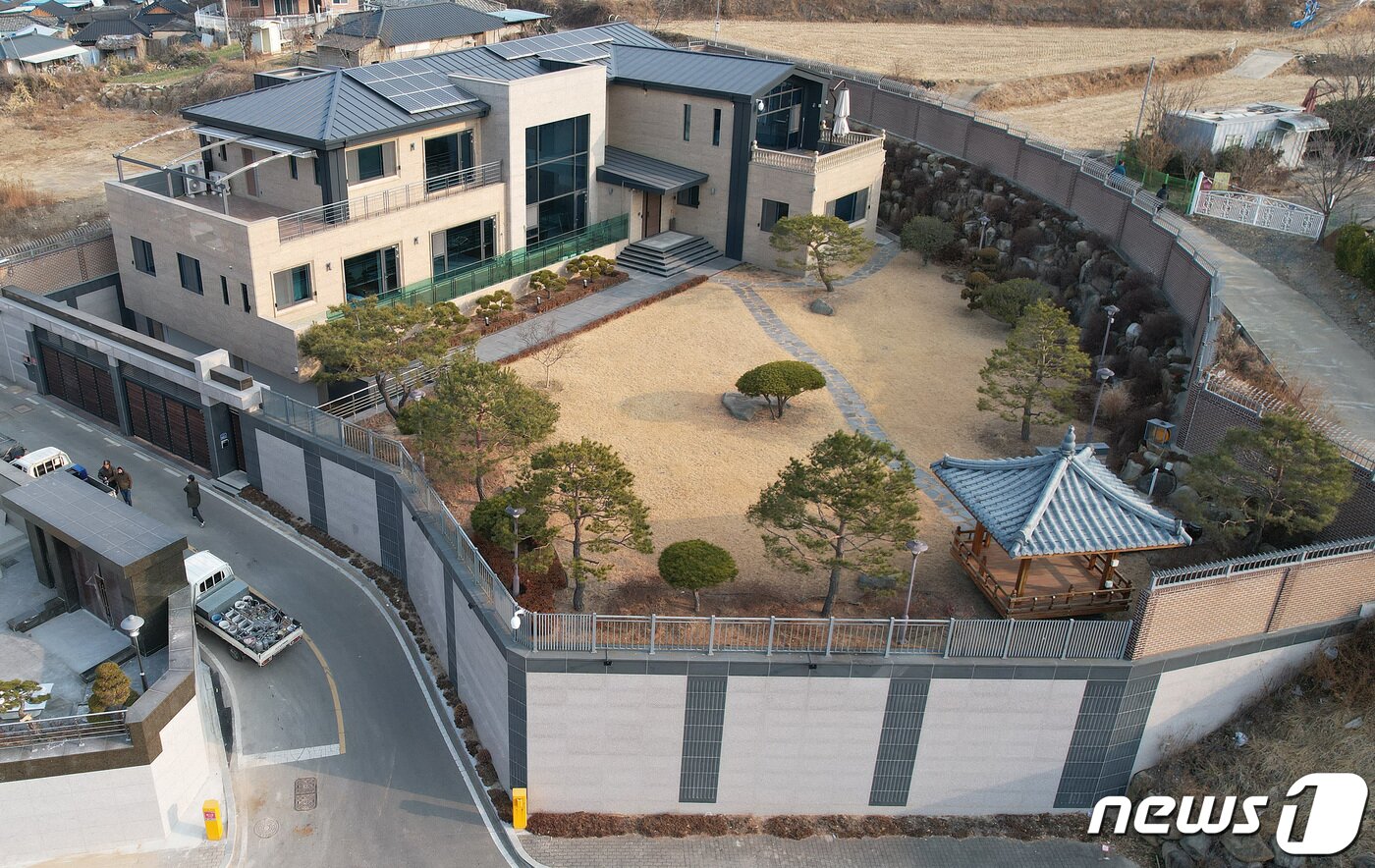 본문 이미지 - 박근혜 전 대통령이 퇴원 후 정치적 고향인 대구에서 생활하기 위해 달성군 유가읍 쌍계리의 한 주택을 본인 명의로 매입한 것으로 알려졌다. 2022.2.13/뉴스1 ⓒ News1 공정식 기자