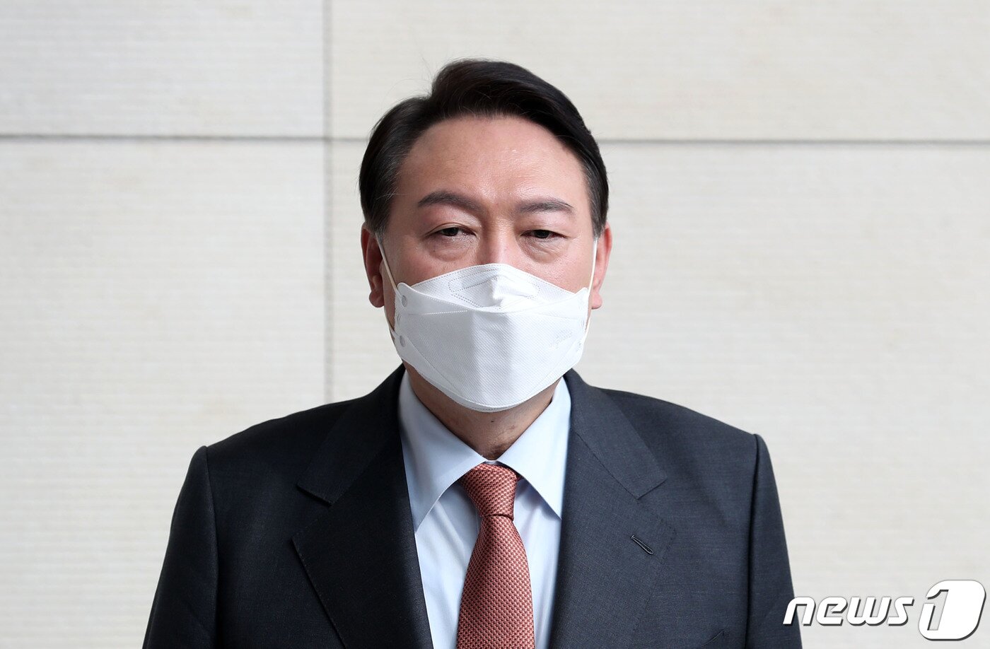 본문 이미지 - 윤석열 국민의힘 대선후보가 13일 오후 서울 송파구 롯데 시그니엘에서 마이크 펜스 전 미국 부통령을 면담하고 나온 뒤 취재진 질문에 답하고 있다. 2022.2.13/뉴스1 ⓒ News1 국회사진취재단