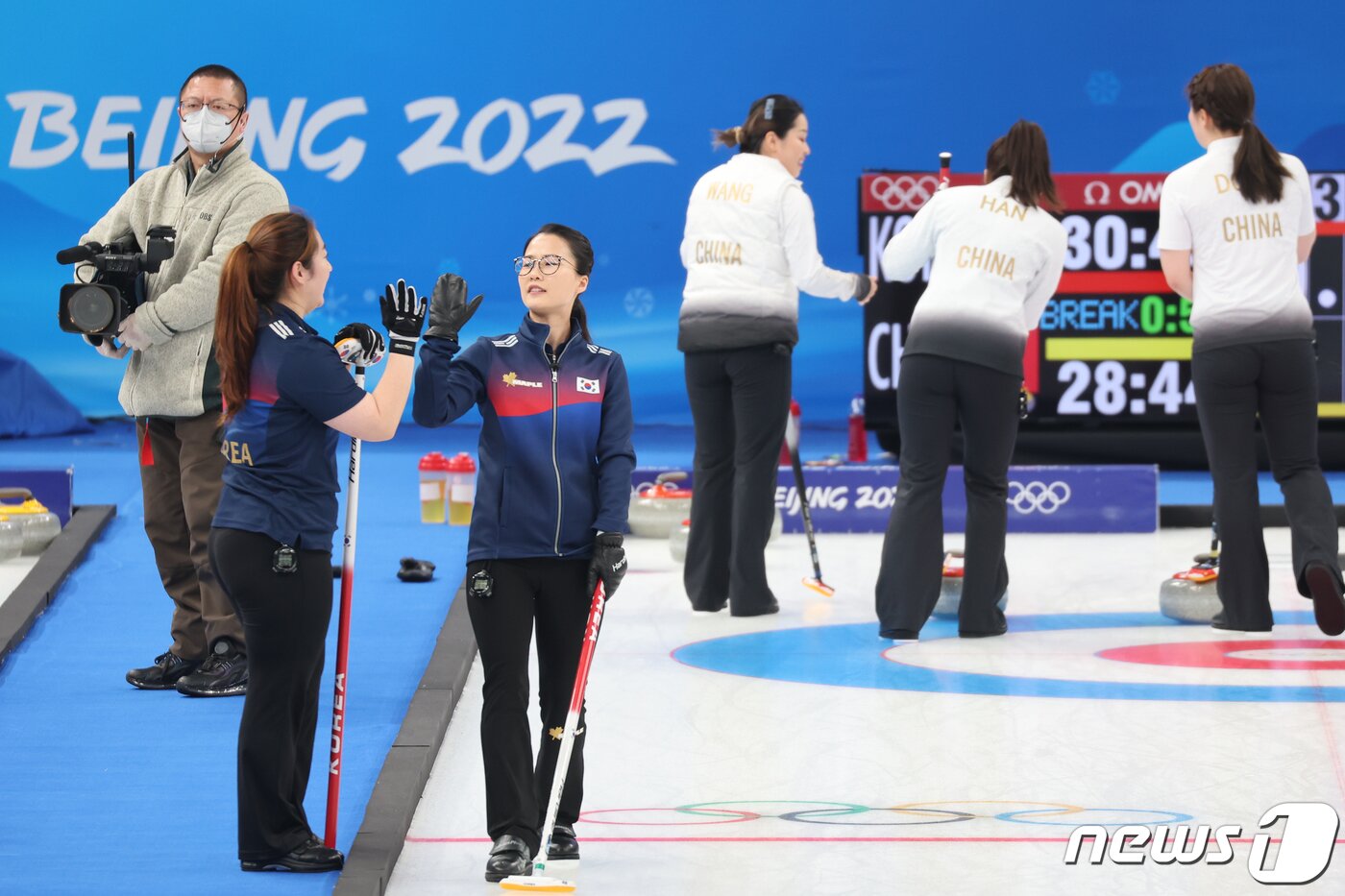 본문 이미지 - 13일 중국 베이징 국립아쿠아틱센터에서 열린 2022 베이징 동계올림픽 여자 컬링 단체전 대한민국과 중국의 경기에서 팀 킴의 스킵 김은정이 김영미와 하이파이브하고 있다. 2022.2.13/뉴스1 ⓒ News1 안은나 기자