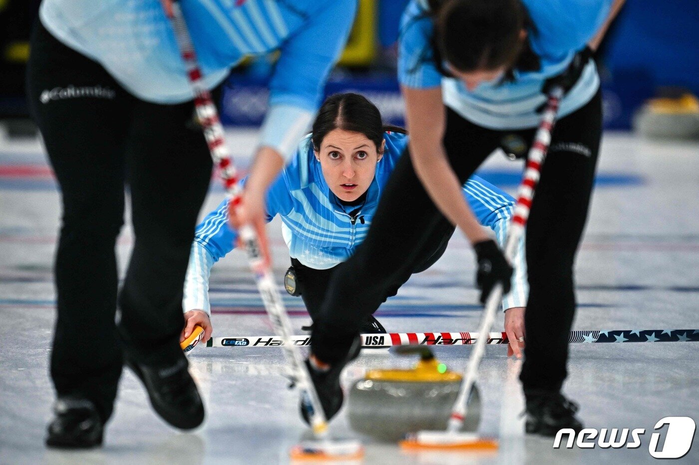 본문 이미지 - 미국은 2022 베이징 동계올림픽 여자 컬링에서 3연승 후 2연패를 기록했다. ⓒ AFP=뉴스1