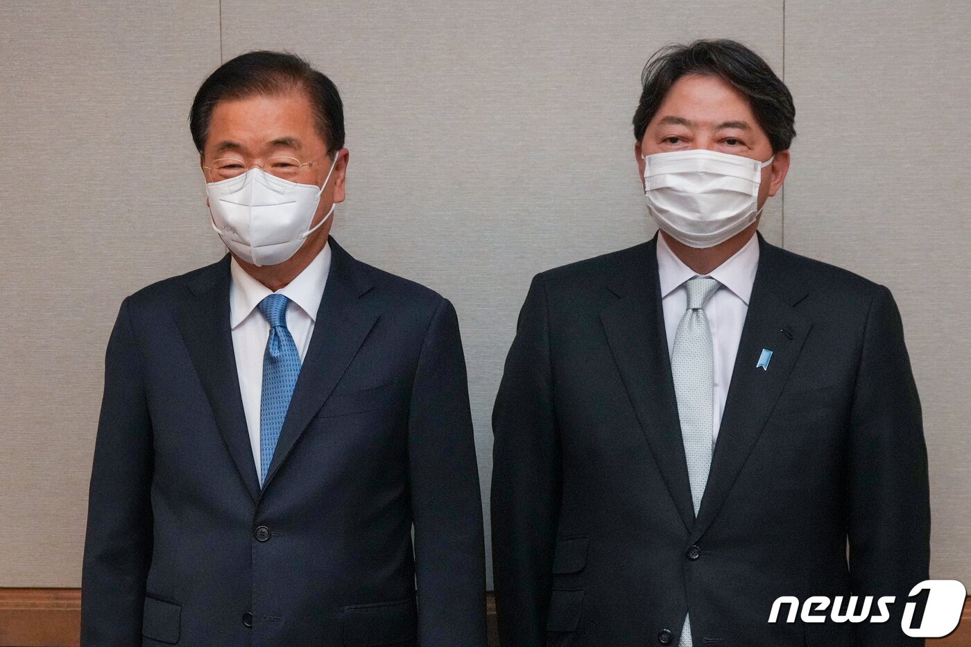 본문 이미지 - 정의용 외교부 장관(왼쪽)과 하야시 요시마사 일본 외무상.(외교부 제공) ⓒ 뉴스1