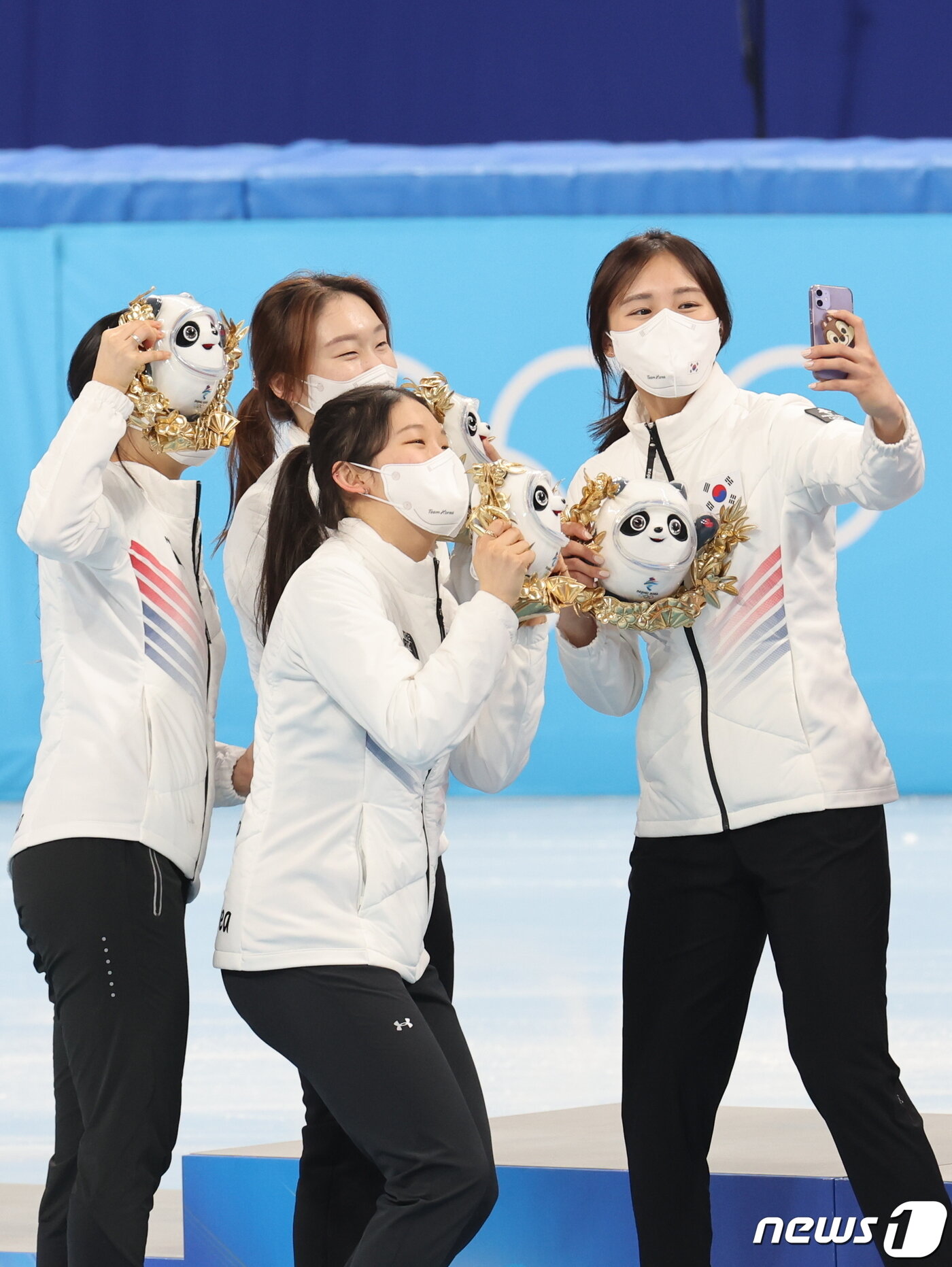 본문 이미지 - 13일 오후 중국 베이징 수도실내체육관에서 열린 2022 베이징 동계올림픽 쇼트트랙 여자 3000m 계주 결승 경기에서 은메달을 차지한 대한민국 선수들이 시상식 후 마스코트 빙둔둔 인형을 들고 셀카를 찍고 있다. 2022.2.13/뉴스1 ⓒ News1 안은나 기자