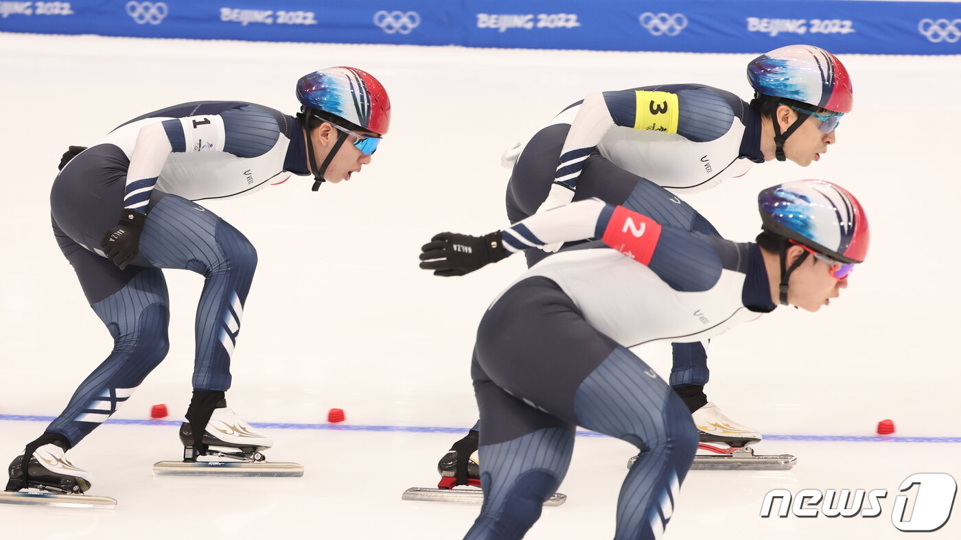 본문 이미지 - 13일 오후 중국 베이징 국립 스피드 스케이팅 경기장에서 열린 스피드 남자 팀추월 준준결승 경기에서 이승훈, 김민석, 정재원이 역주하고 있다. 2022.2.13/뉴스1 ⓒ News1 박지혜 기자