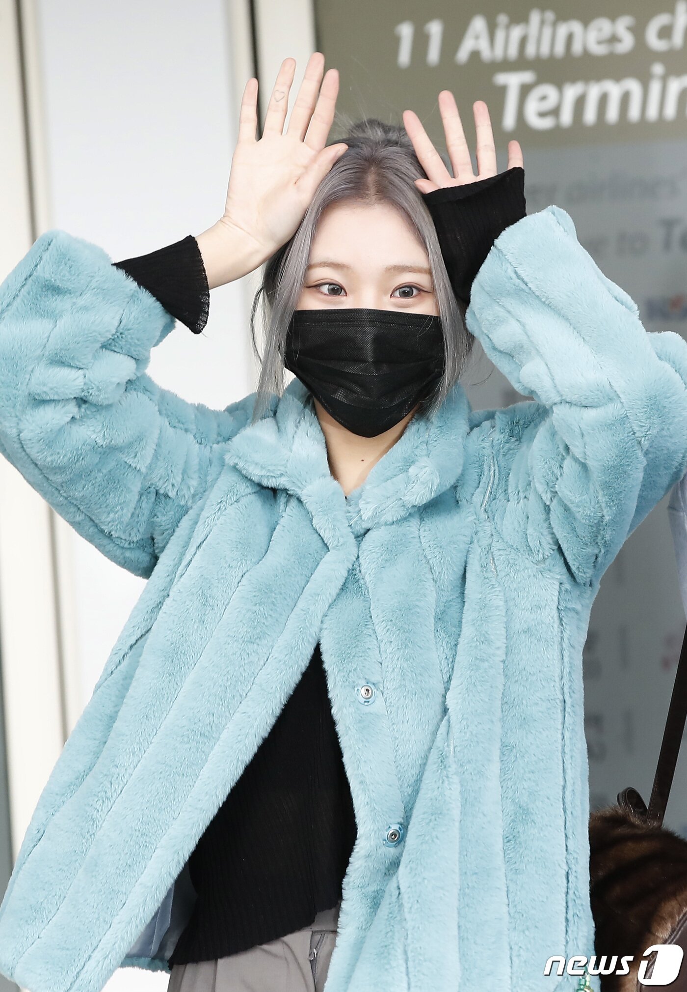 본문 이미지 - 모모랜드(MOMOLAND) 주이가 14일 오전 멕시코로 출국하며 토끼 애교를 선보이고 있다. ⓒ News1 권현진 기자