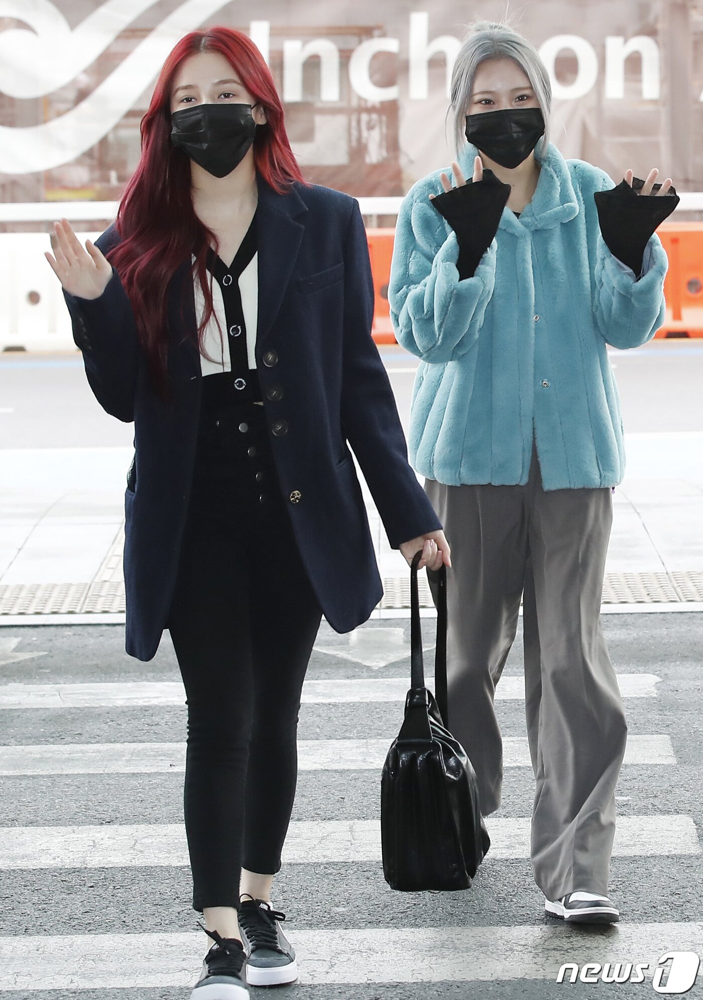 본문 이미지 - 모모랜드(MOMOLAND) 낸시, 주이(오른쪽)가 14일 인천공항을 통해 멕시코로 출국하고 있다. ⓒ News1 권현진 기자