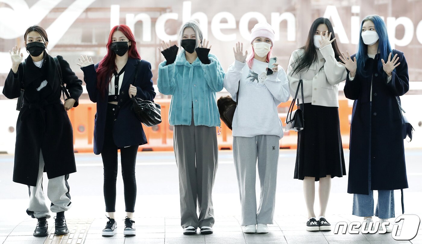 본문 이미지 - 모모랜드(MOMOLAND) 혜빈(왼쪽부터), 낸시, 주이, 아인, 나윤, 제인이 멕시코 지상파 댄스 서바이벌 리얼리티 쇼 '투도스 어 빌라(Todos a Bailar)' 출연 일정을 위해 14일 오전 멕시코로 출국하며 인사를 전하고 있다. ⓒ News1 권현진 기자