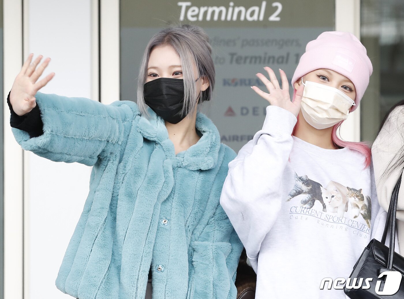 본문 이미지 - 모모랜드 주이, 아인(오른쪽)이 멕시코 지상파 댄스 서바이벌 리얼리티 쇼 '투도스 어 빌라(Todos a Bailar)' 출연 일정을 위해 14일 오전 멕시코로 출국하며 인사를 전하고 있다. ⓒ News1 권현진 기자