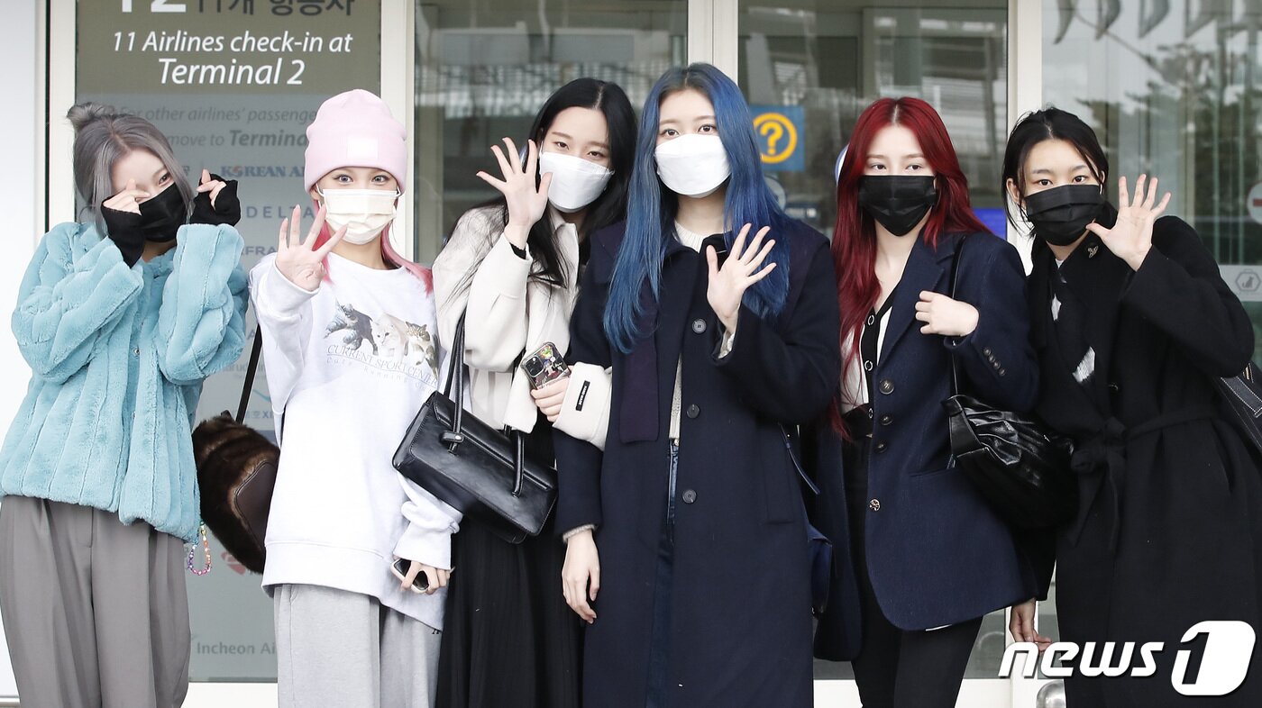 본문 이미지 - 모모랜드 주이(왼쪽부터), 아인, 나윤, 제인, 낸시,혜빈이 멕시코 지상파 댄스 서바이벌 리얼리티 쇼 '투도스 어 빌라(Todos a Bailar)' 출연 일정을 위해 14일 오전 멕시코로 출국하며 사랑스러운 인사를 전하고 있다. ⓒ News1 권현진 기자