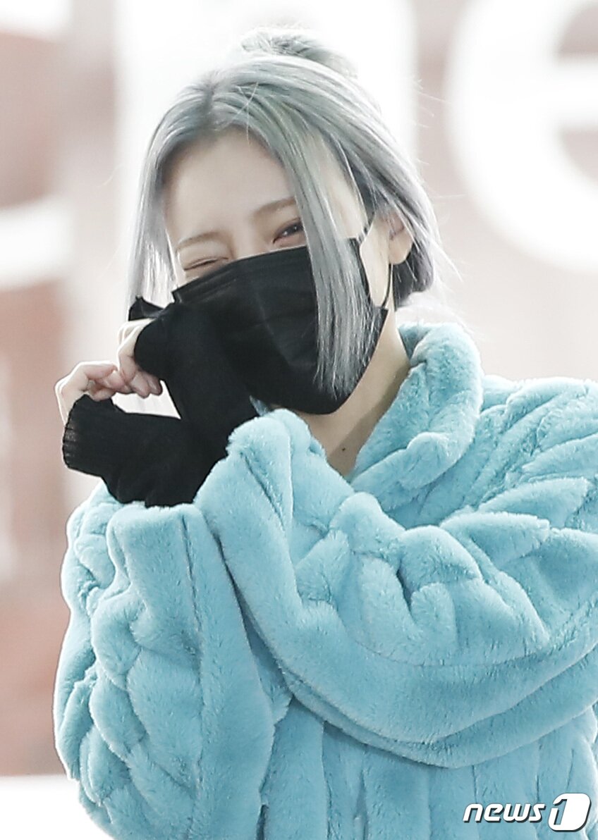 본문 이미지 - 모모랜드(MOMOLAND) 주이가  14일 오전 멕시코로 출국하며 심쿵 윙크와 하트로 팬심을 녹이고 있다. ⓒ News1 권현진 기자