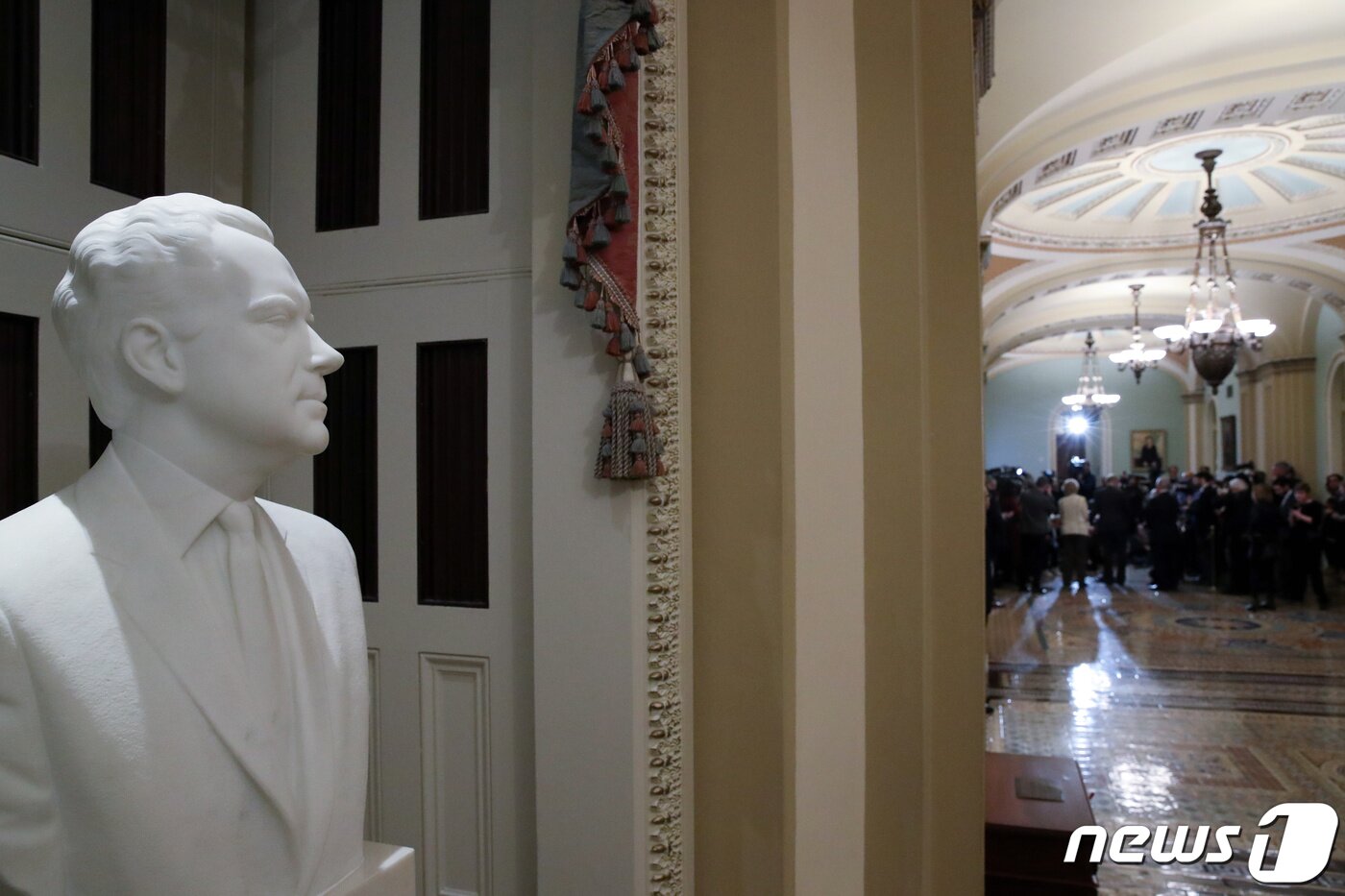 본문 이미지 - 미국 워싱턴 국회의사당에 있는 리처드 닉슨 전대통령 흉상. ⓒ 로이터=뉴스1 ⓒ News1 박형기 기자