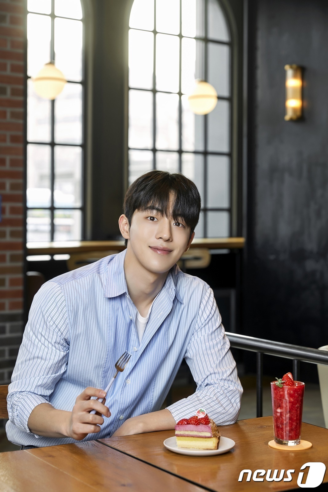 (서울=뉴스1) = 투썸플레이스 20주년을 맞아 지난 11일 투썸플레이스 1호점인 신촌점에서 진행된 스트로베리 시즌 행사에서 투썸플레이스 모델인 배우 남주혁이 스트로베리 시즌 제품 …