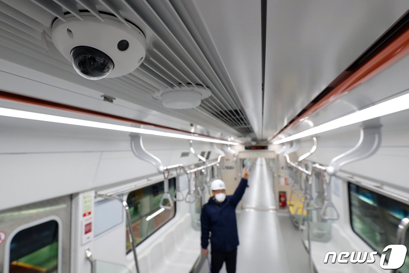 본문 이미지 - 14일 오전 경기 고양시 덕양구 지축차량사업소 검수고에서 관계자가 서울 지하철 3호선 신조전동차를 소개하고 있다. 2022.2.14/뉴스1 ⓒ News1 황기선 기자
