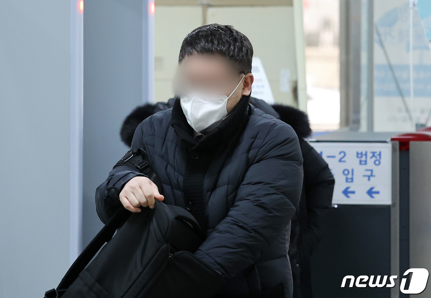 (서울=뉴스1) 조태형 기자 = 대장동 개발 로비·특혜 의혹을 받는 정영학 회계사가 14일 서울 서초구 서울중앙지방법원에서 열린 특정경제범죄가중처벌 등에 관한 법률 위반(배임)등 …