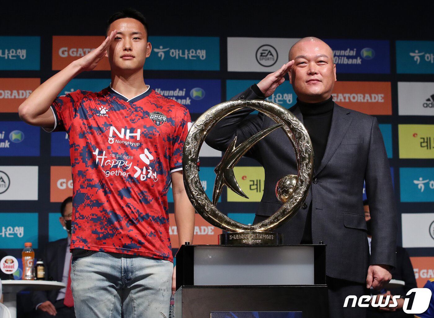 본문 이미지 - 14일 오후 서울 용산구 임정로 백범김구기념관에서 열린 ‘하나원큐 K리그 2022 개막 미디어데이’에서 김천상무 정승현과 김태완 감독이 기념촬영을 하고 있다. 2022.2.14/뉴스1 ⓒ News1 김진환 기자