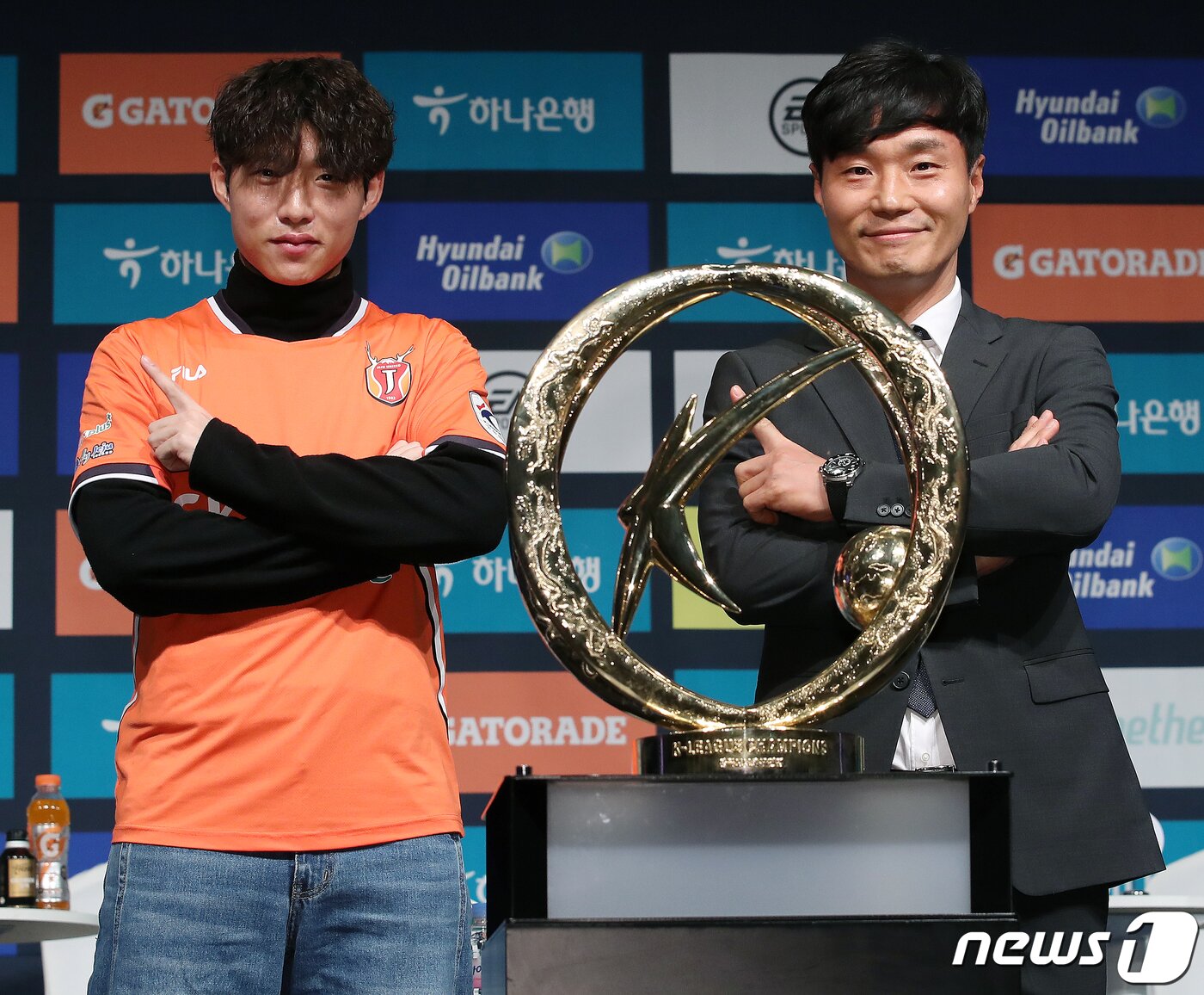 본문 이미지 - 14일 오후 서울 용산구 임정로 백범김구기념관에서 열린 ‘하나원큐 K리그 2022 개막 미디어데이’에서 제주유나이티드 안현범과 남기일 감독이 기념촬영을 하고 있다. 2022.2.14/뉴스1 ⓒ News1 김진환 기자