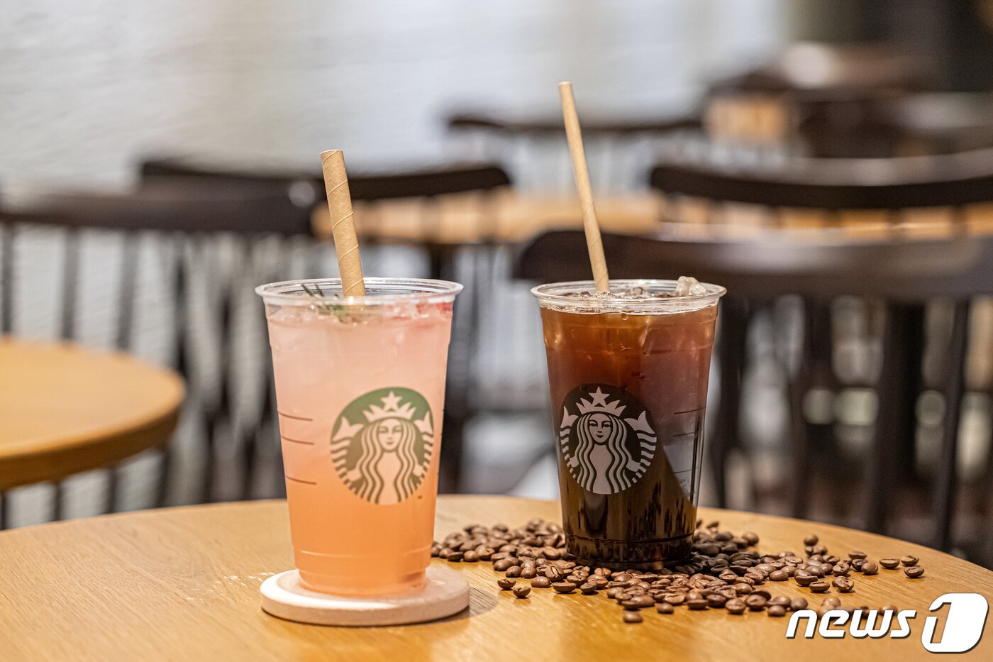 본문 이미지 - 스타벅스 커피 코리아 매장에서 사용 중인 다양한 굵기(지름)의 리앤비 종이 빨대 ⓒ 뉴스1