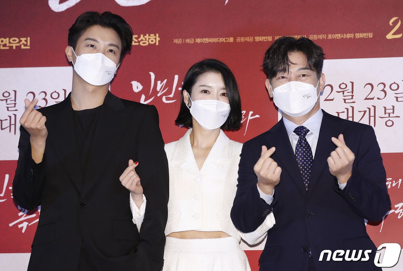 본문 이미지 - 배우 연우진(왼쪽부터), 지안, 조성하가 14일 오후 서울 건대 롯데시네마에서 열린 영화 ‘인민을 위해 복무하라’(감독 장철수) 언론시사회 및 기자간담회에 참석해 포즈를 취하고 있다. '인민을 위해 복무하라'는 사단장의 젊은 아내 수련(지안 분)과 출세를 꿈꾸는 모범병사 무광(연우진 분)이 만나 위험한 유혹에 빠지는 이야기를 담은 작품이다. 2022.2.14/뉴스1 ⓒ News1 권현진 기자