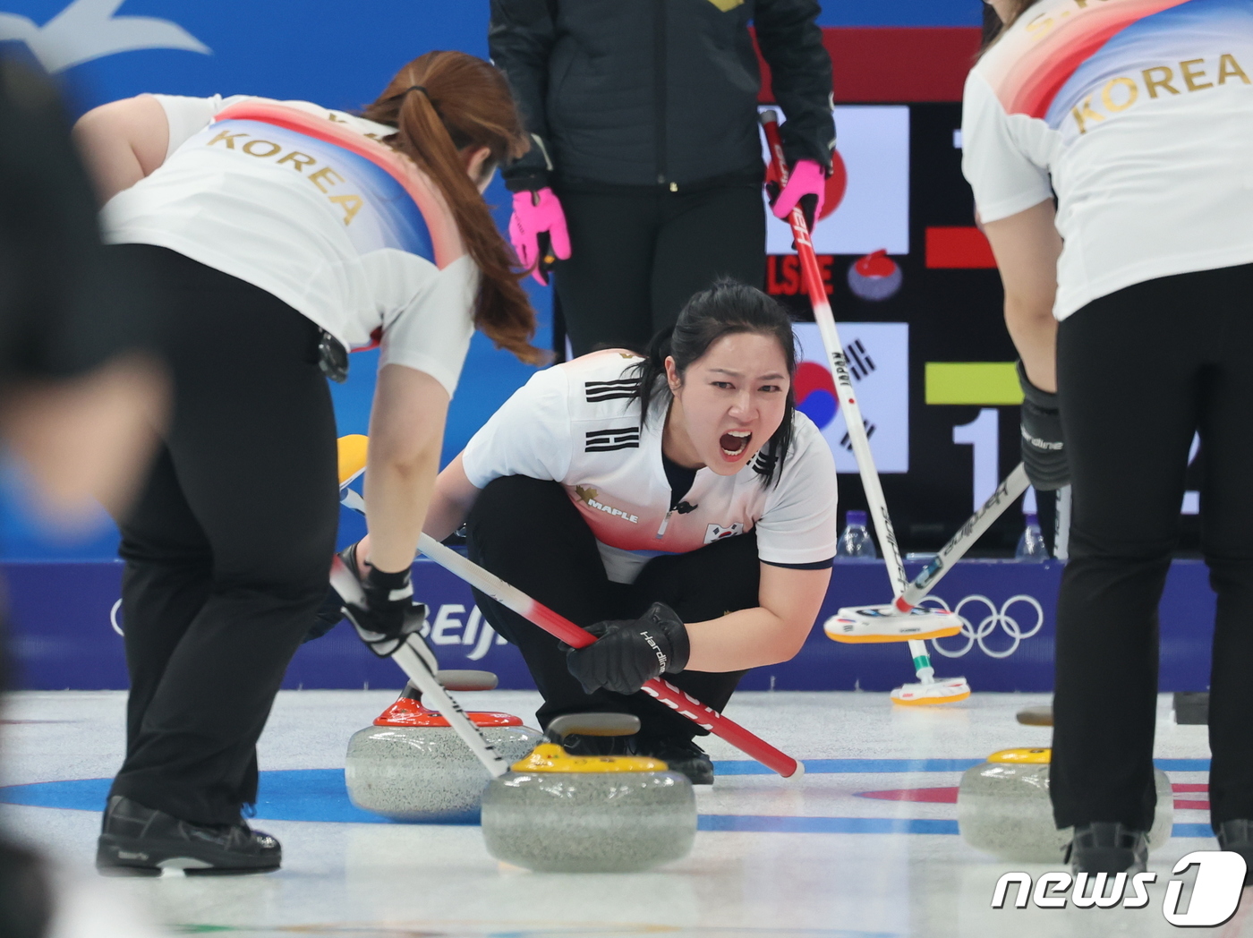 (서울=뉴스1) 박지혜 기자 = 대한민국 컬링 대표팀 김경애가 14일 중국 베이징 내셔널 아쿠아틱 센터에서 열린 2022 베이징 동계올림픽 컬링 여자 단체전 일본과의 경기에서 스위 …