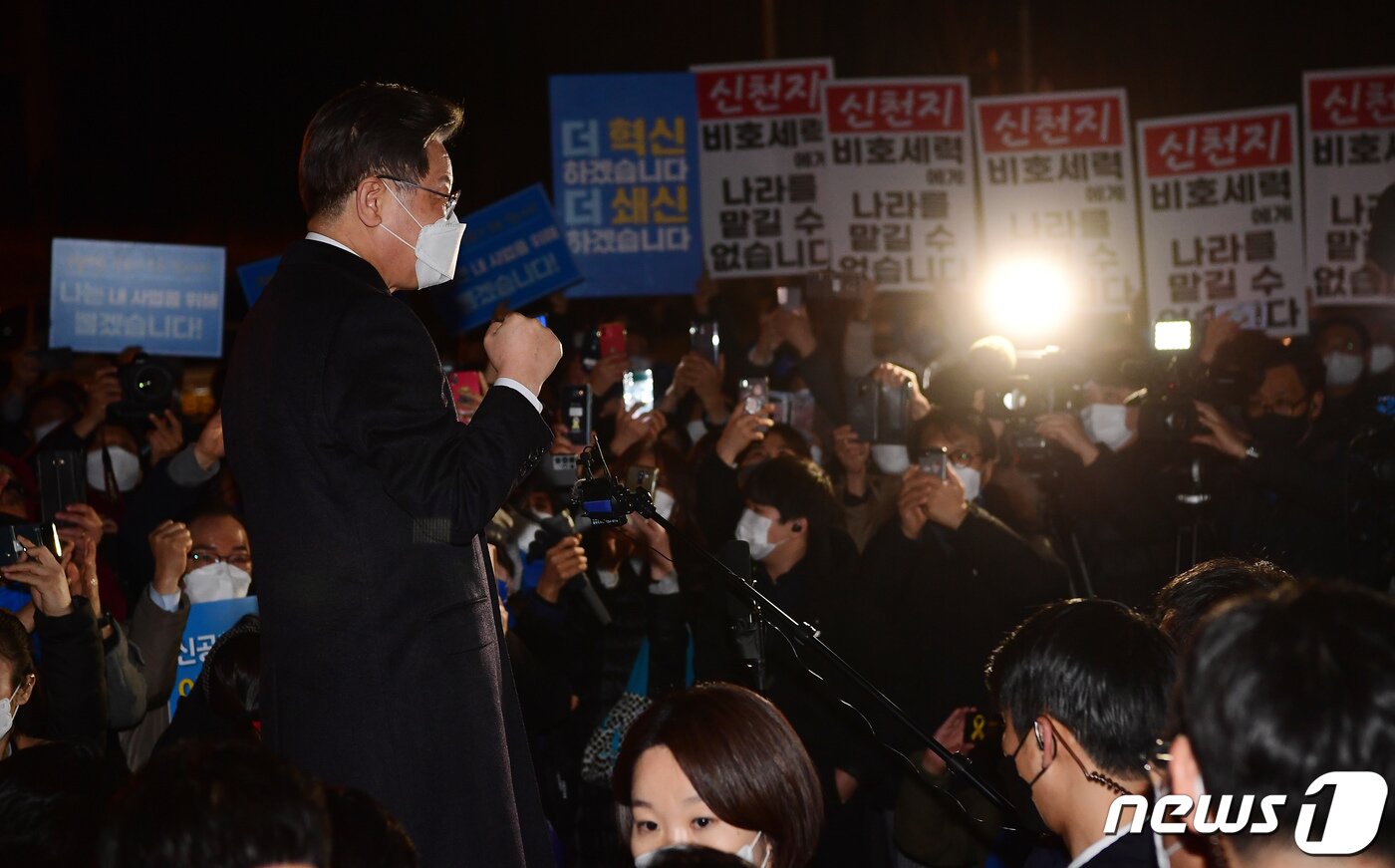 본문 이미지 - 이재명 더불어민주당 대선 후보가 제20대 대통령 선거 공식 선거운동이 시작된 15일 자정 부산 영도구 부산항 해상교통관제센터(VTS)를 방문해 둘러본 후 지지자들에게 인사하고 있다. 2022.2.15/뉴스1 ⓒ News1 오대일 기자