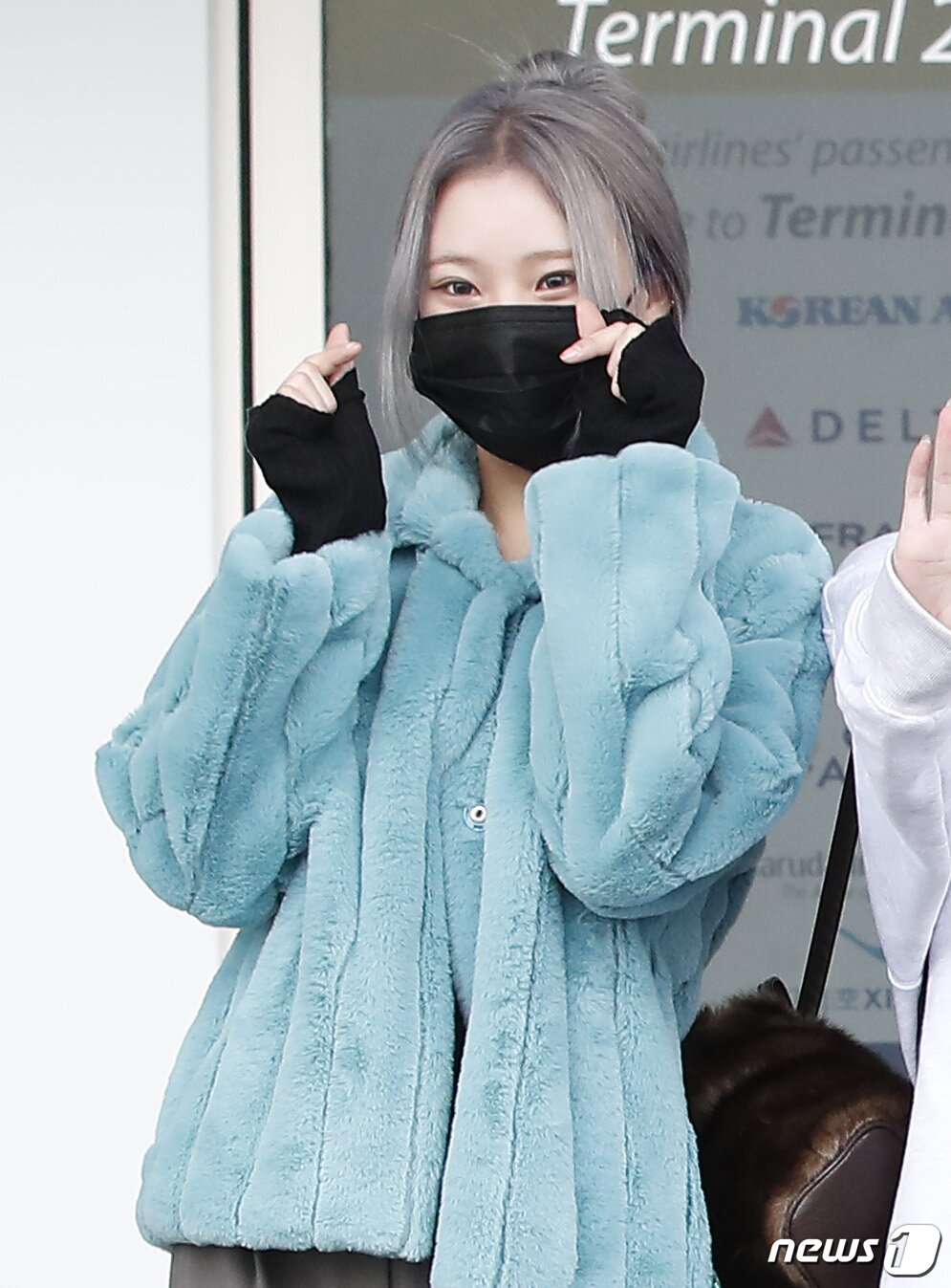 본문 이미지 - 모모랜드 주이가 멕시코 지상파 댄스 서바이벌 리얼리티 쇼 '투도스 어 빌라(Todos a Bailar)' 출연 일정을 위해 14일 오전 멕시코로 출국하며 하트를 보내고 있다. ⓒ News1 권현진 기자