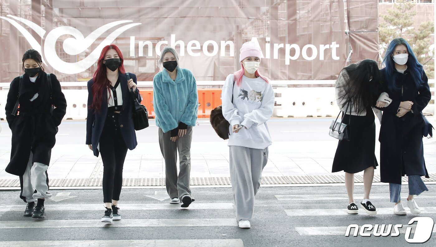 본문 이미지 - 모모랜드 혜빈(왼쪽부터), 낸시, 주이, 아인, 나윤, 제인이 14일 오전 멕시코로 출국하고 있다. ⓒ News1 권현진 기자