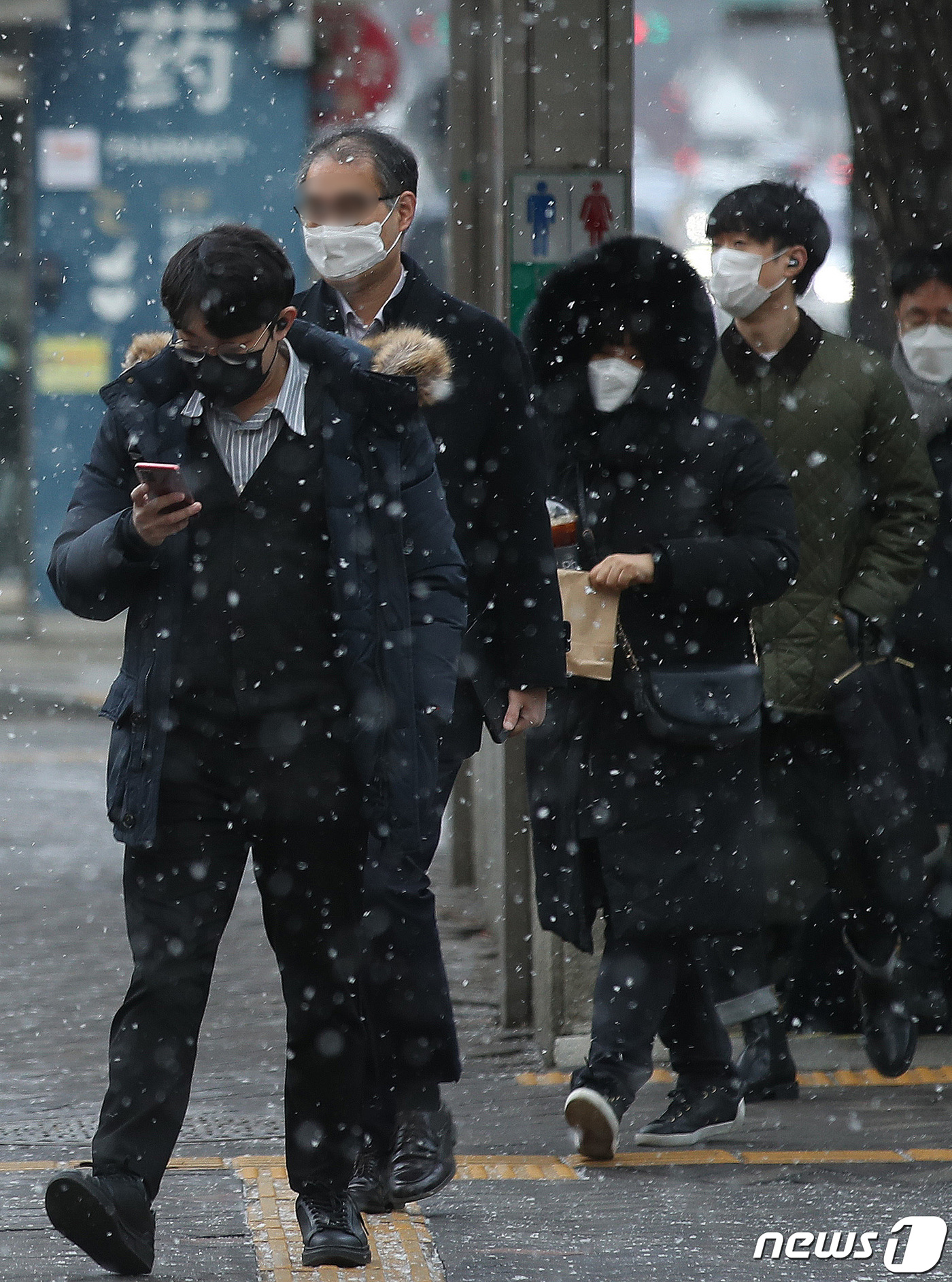 (서울=뉴스1) 임세영 기자 = 정월대보름인 15일 오전 서울 중구 을지로 인근에서 시민들이 내리는 눈을 피해 발걸음을 옮기고 있다. 2022.2.15/뉴스1