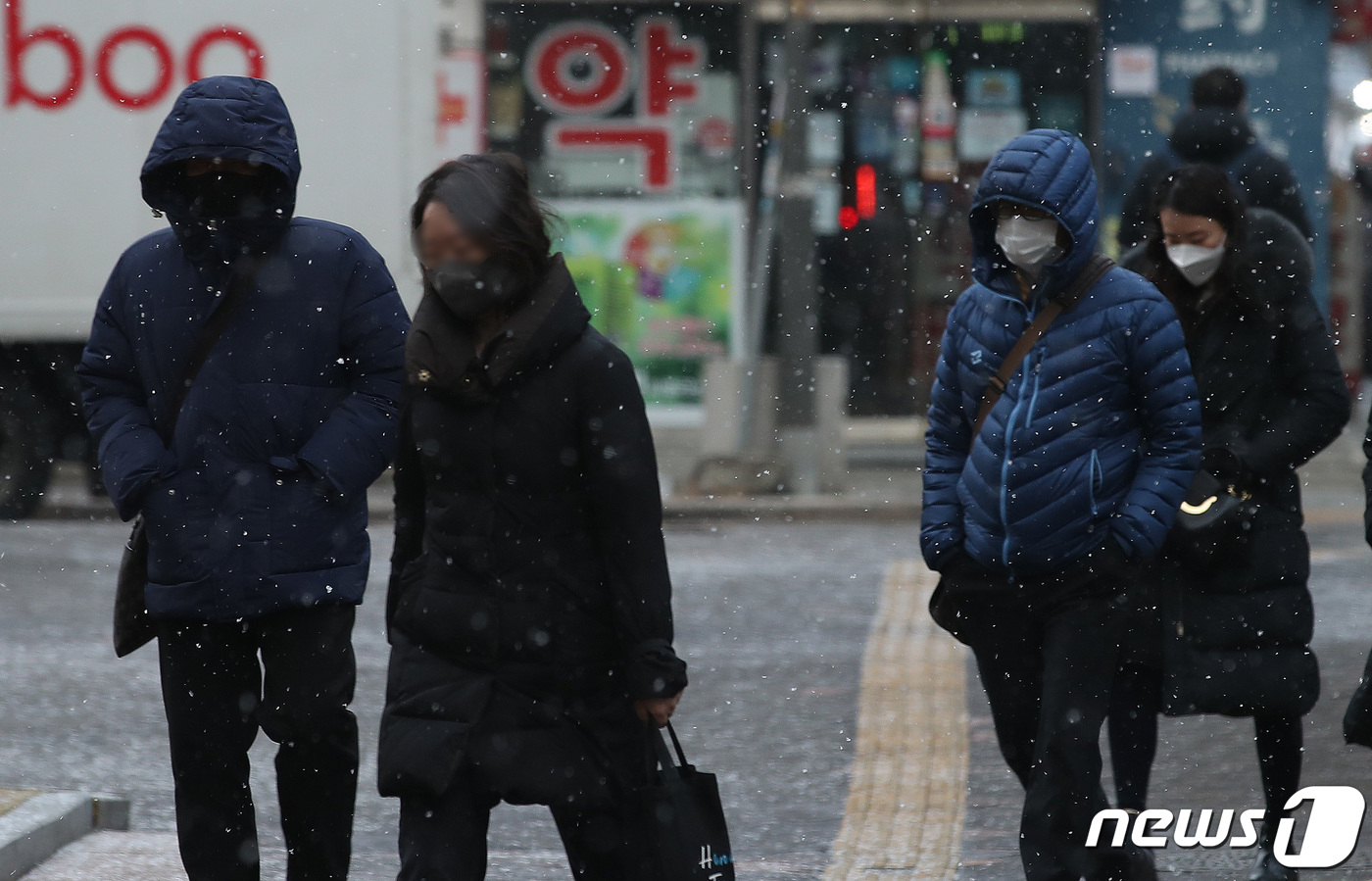 (서울=뉴스1) 임세영 기자 = 정월대보름인 15일 오전 서울 중구 을지로 인근에서 시민들이 내리는 눈을 피해 발걸음을 옮기고 있다. 2022.2.15/뉴스1